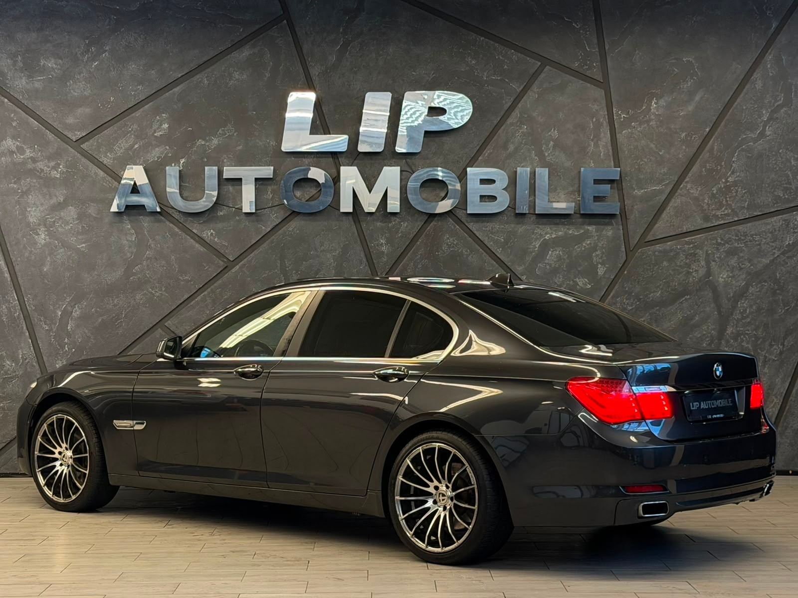 BMW 750i-image-7