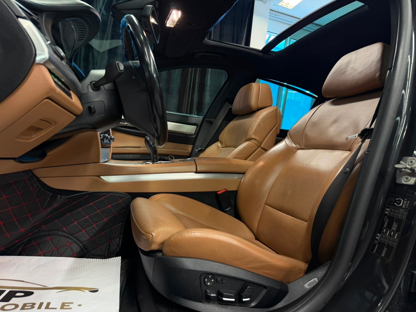 BMW 750i-image-12