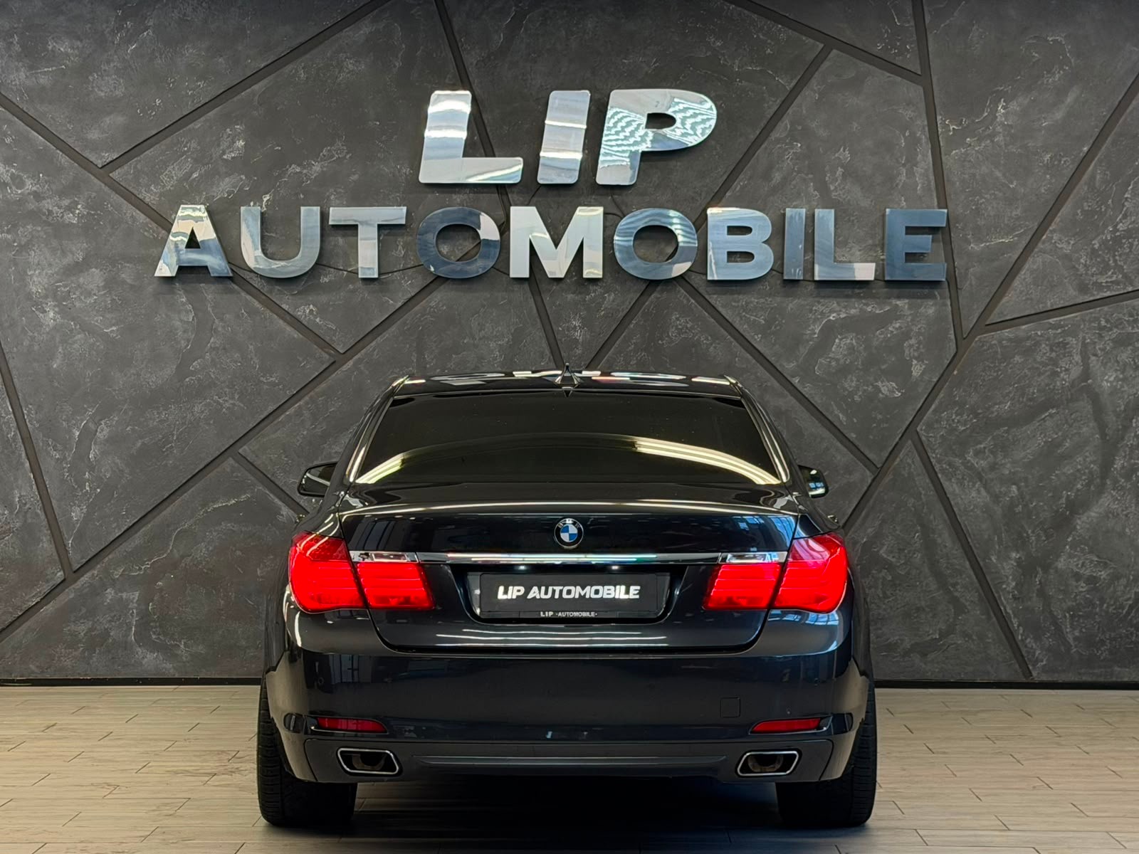 BMW 750i-image-6