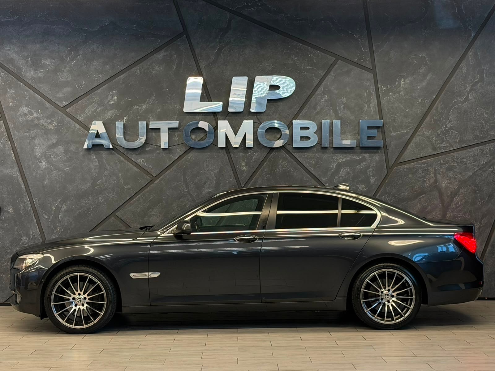 BMW 750i-showroom-element-3