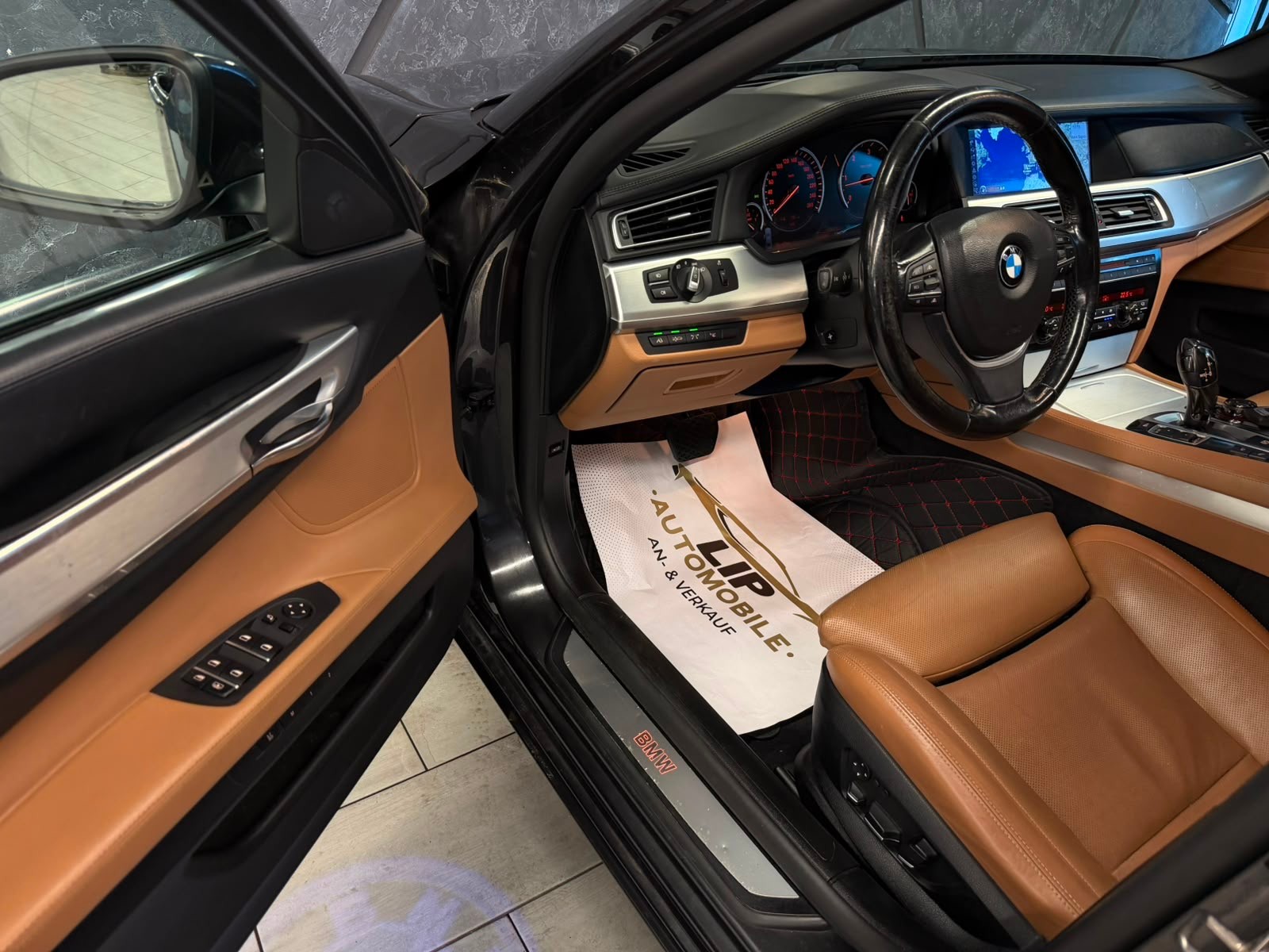 BMW 750i-image-10