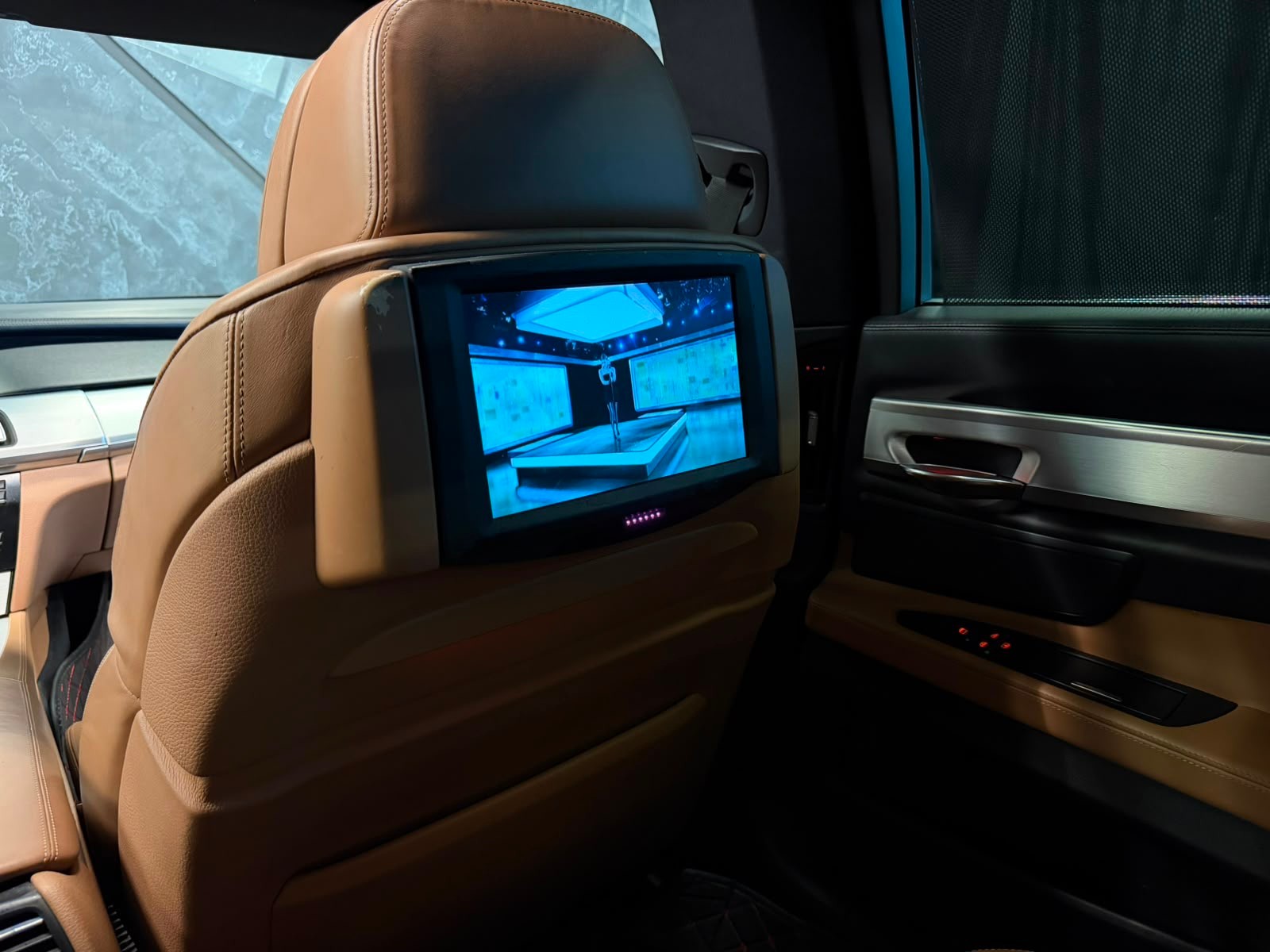BMW 750i-image-14