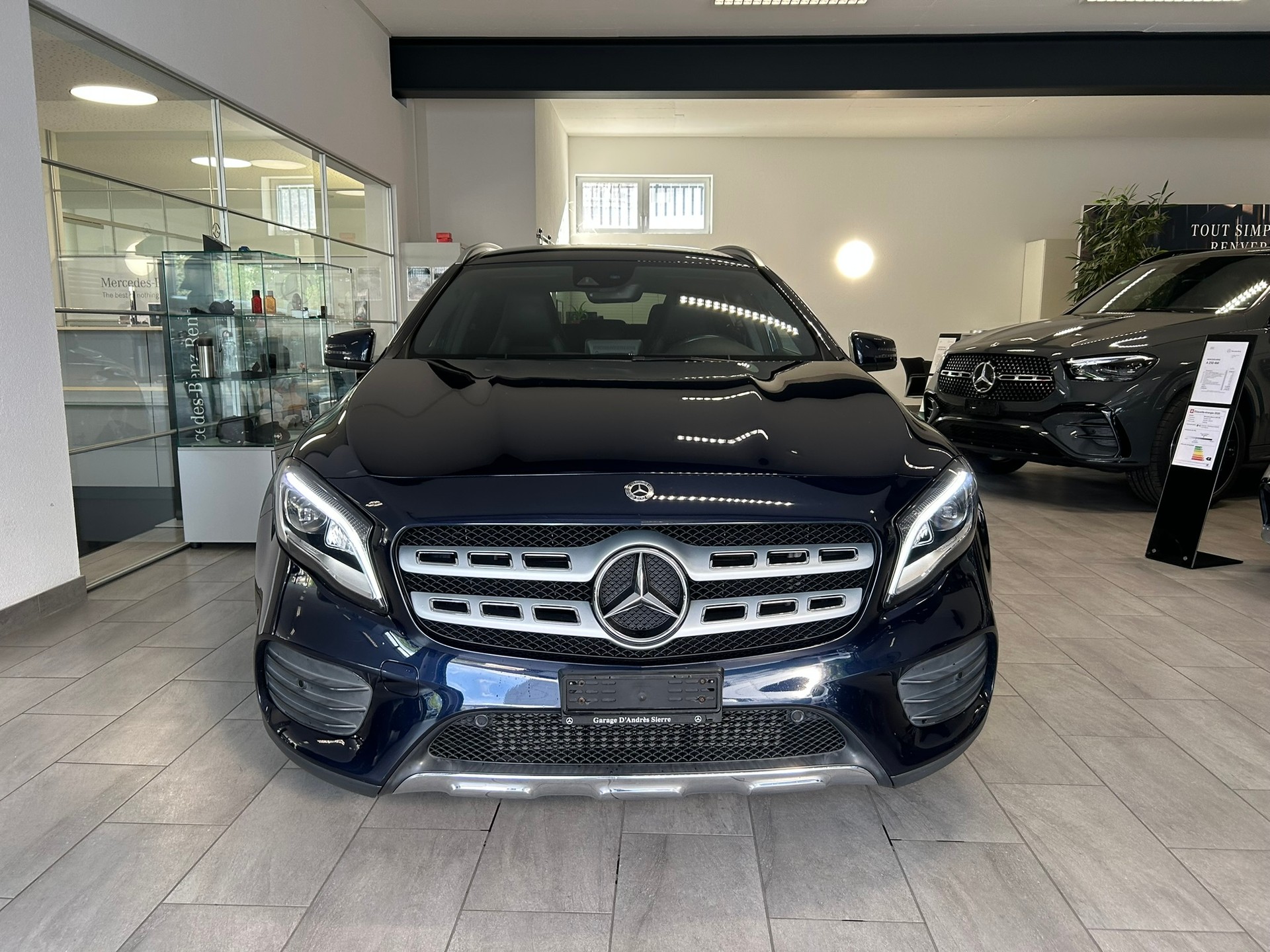 MERCEDES-BENZ GLA 250 AMG Line 4Matic 7G-DCT-showroom-element-1