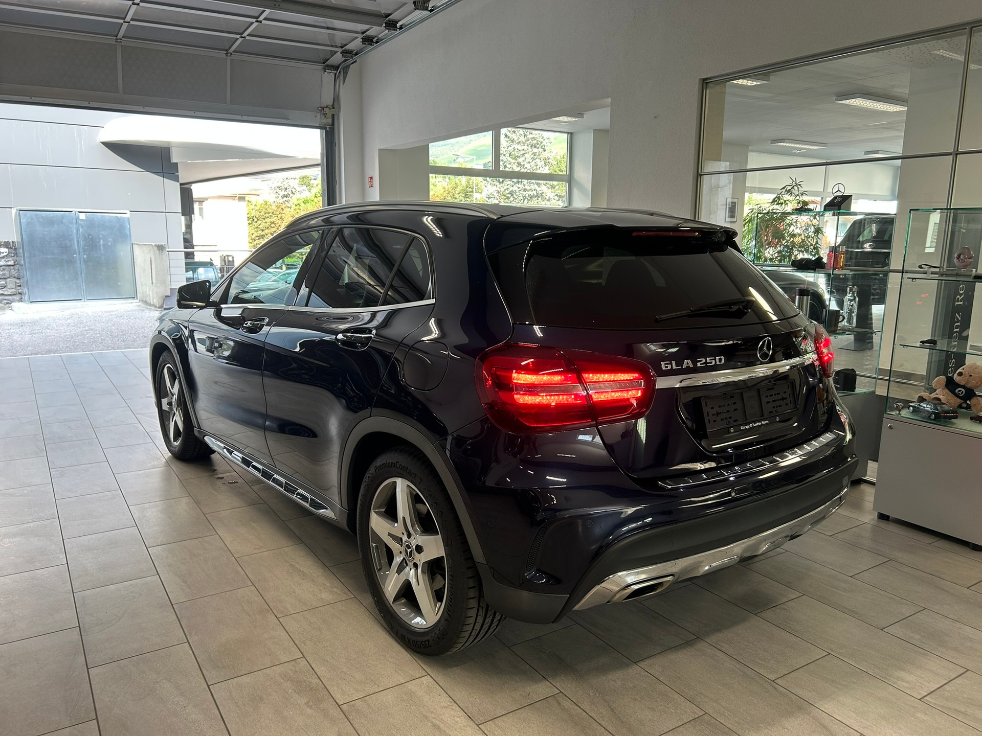 MERCEDES-BENZ GLA 250 AMG Line 4Matic 7G-DCT-image-4