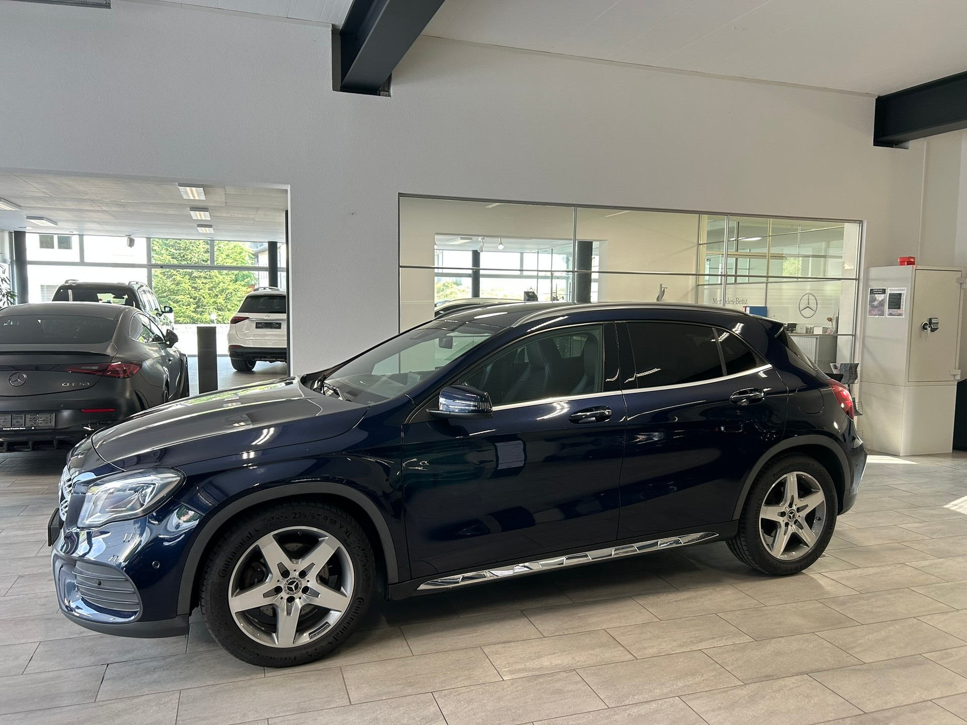 MERCEDES-BENZ GLA 250 AMG Line 4Matic 7G-DCT-showroom-element-3