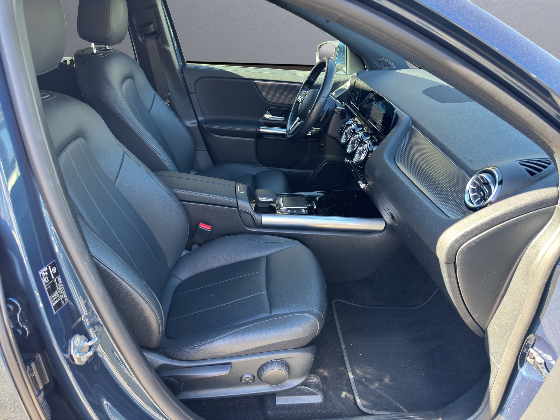 MERCEDES-BENZ EQA 250-image-14