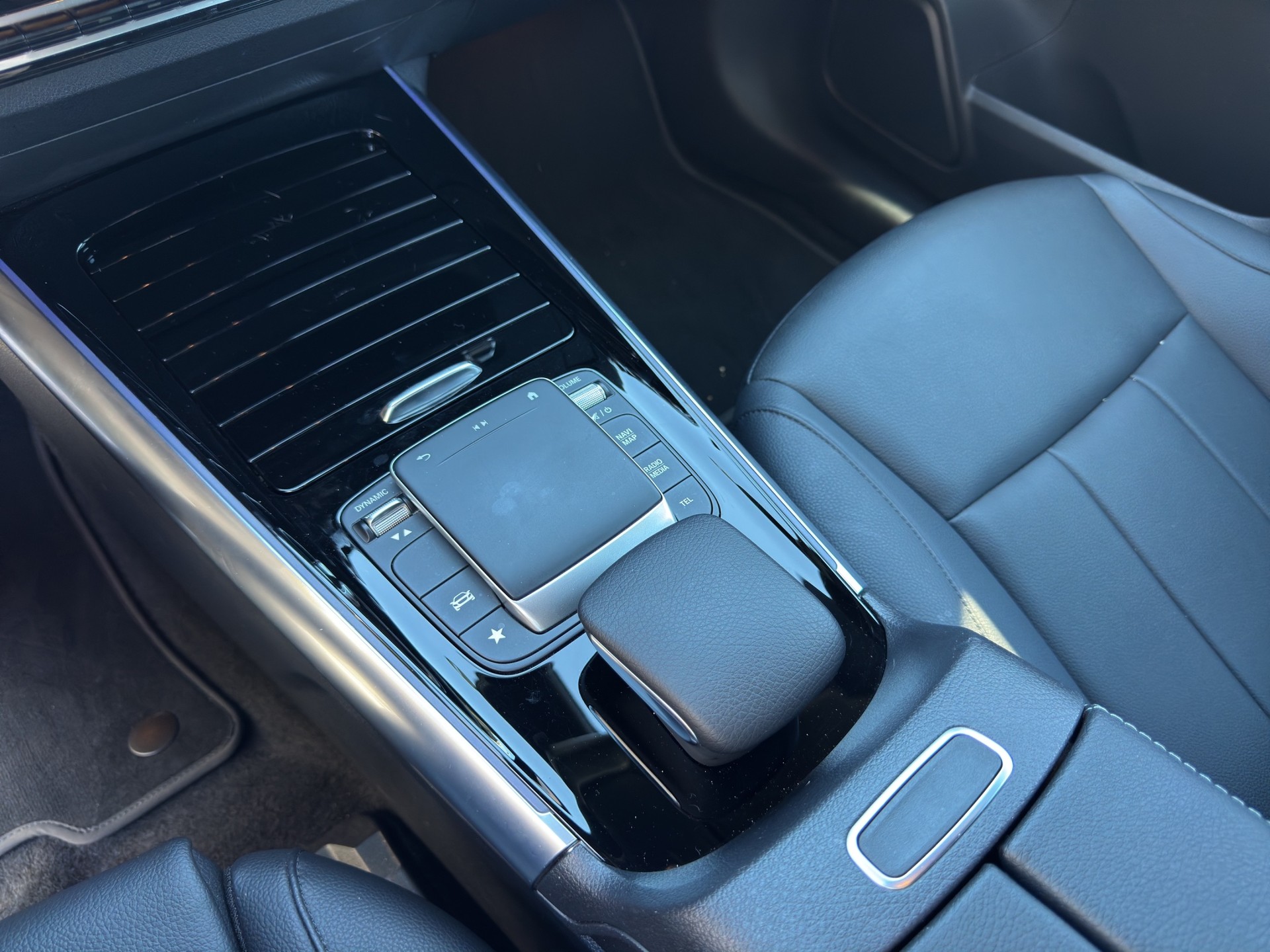 MERCEDES-BENZ EQA 250-image-12