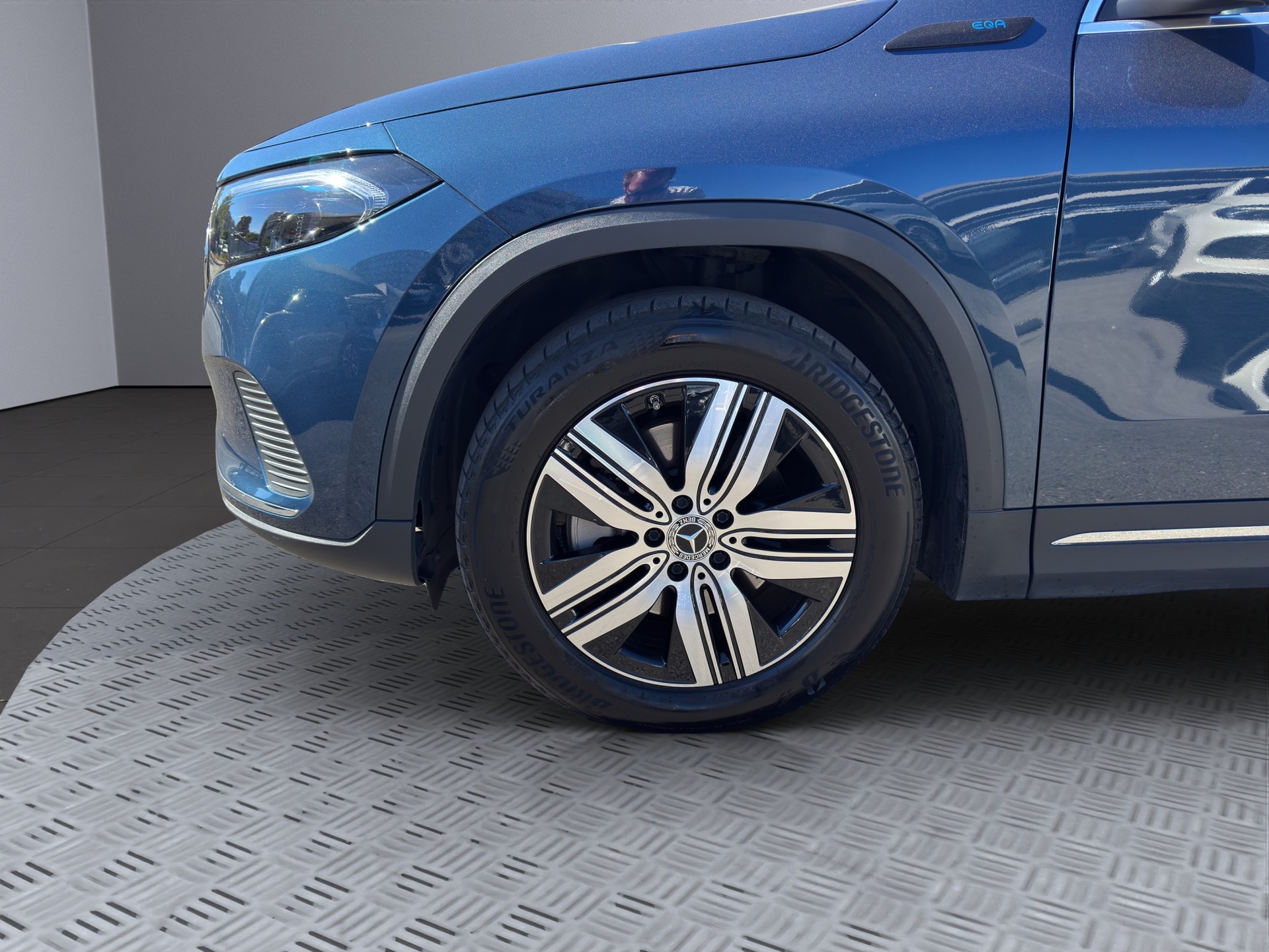 MERCEDES-BENZ EQA 250-image-8