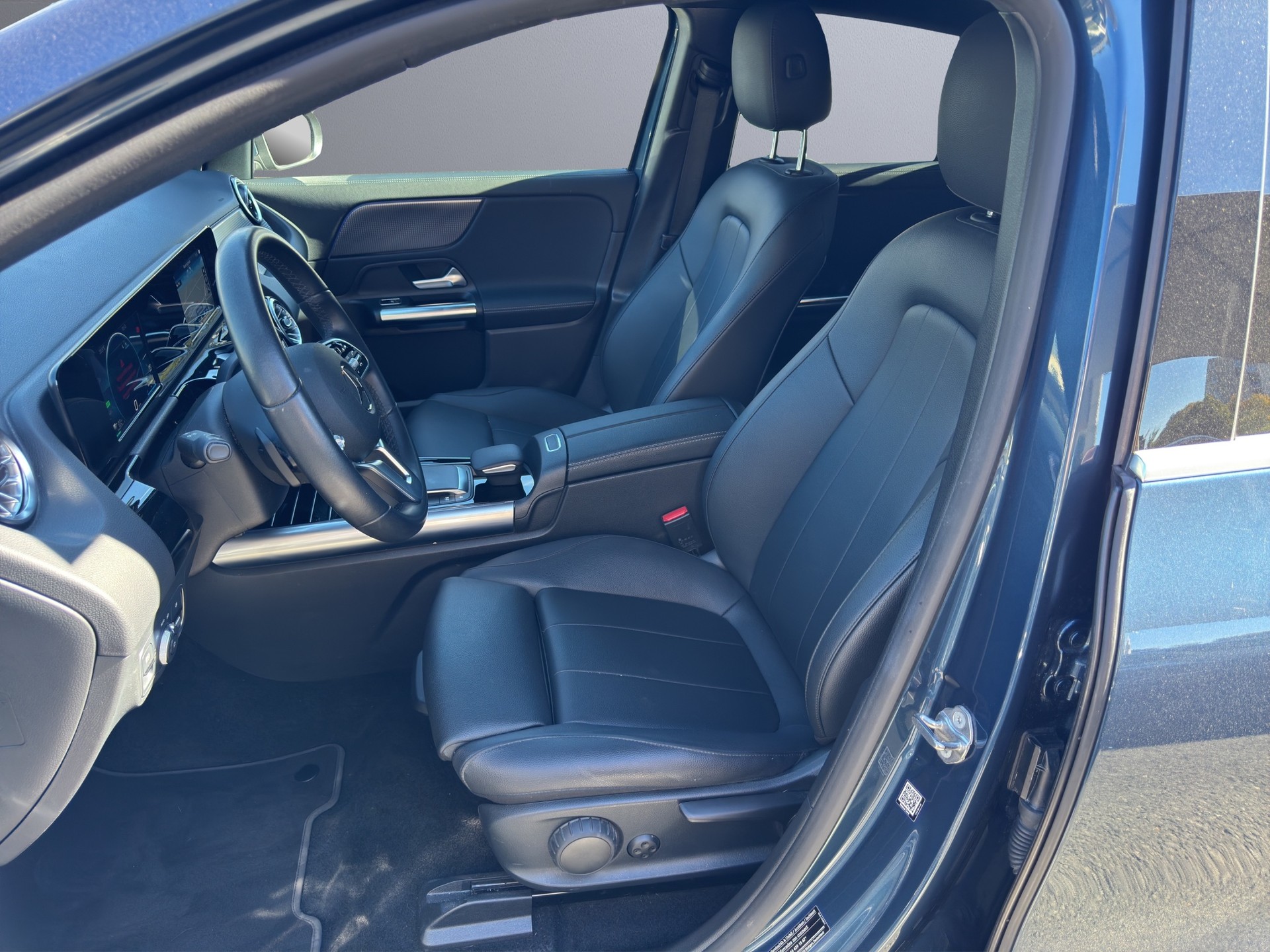 MERCEDES-BENZ EQA 250-image-9