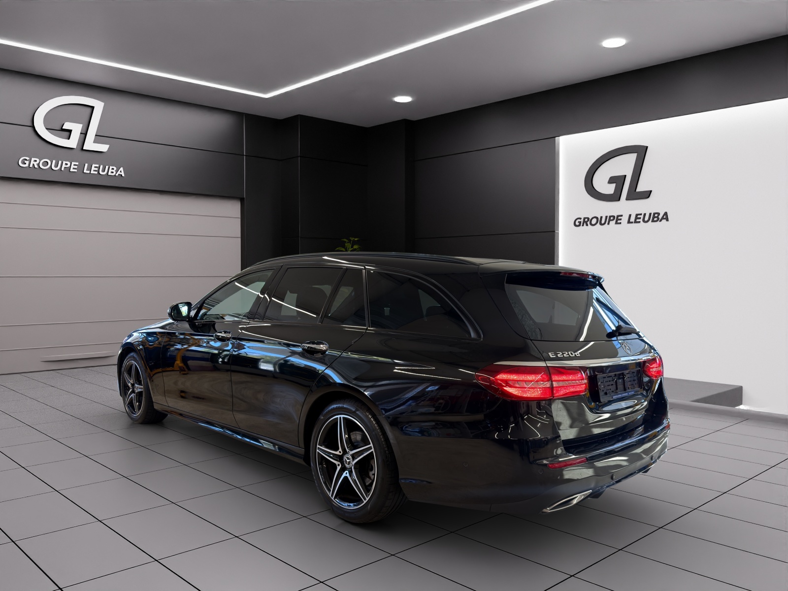 MERCEDES-BENZ E 220 d AMG Line 4Matic-showroom-element-3