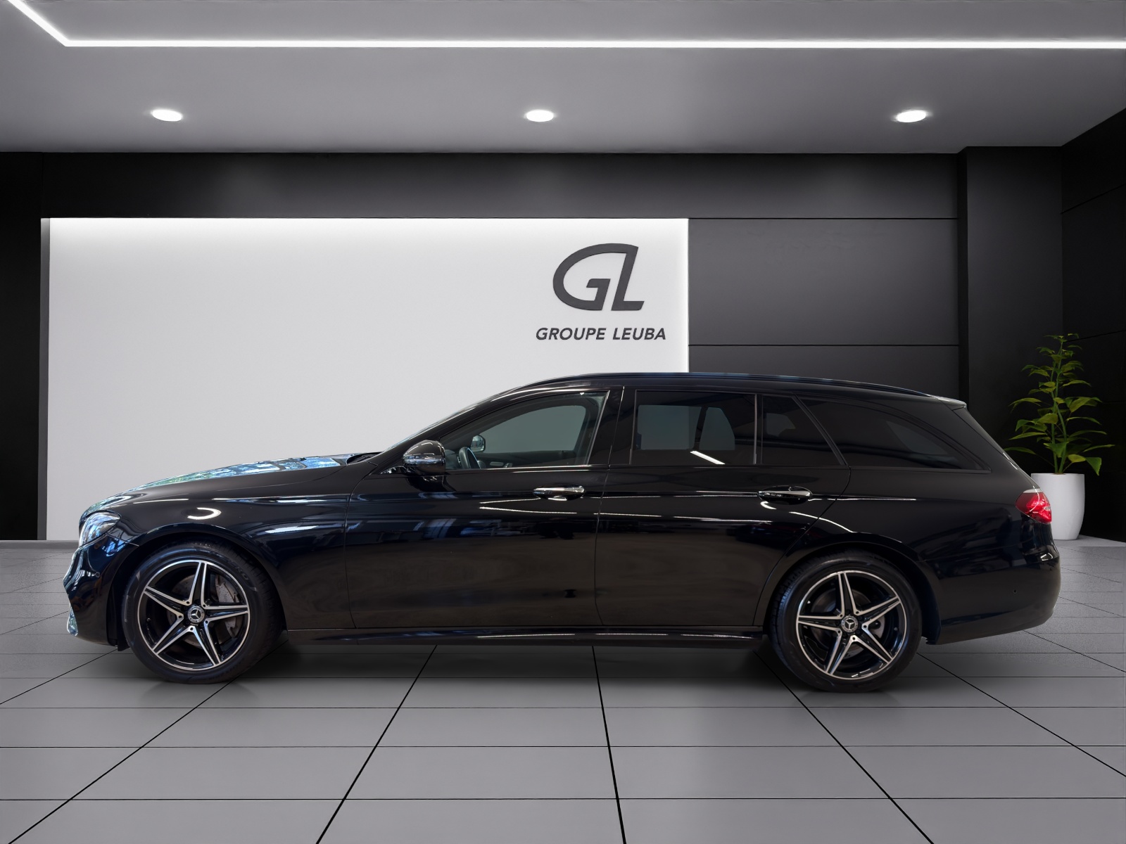 MERCEDES-BENZ E 220 d AMG Line 4Matic-showroom-element-2