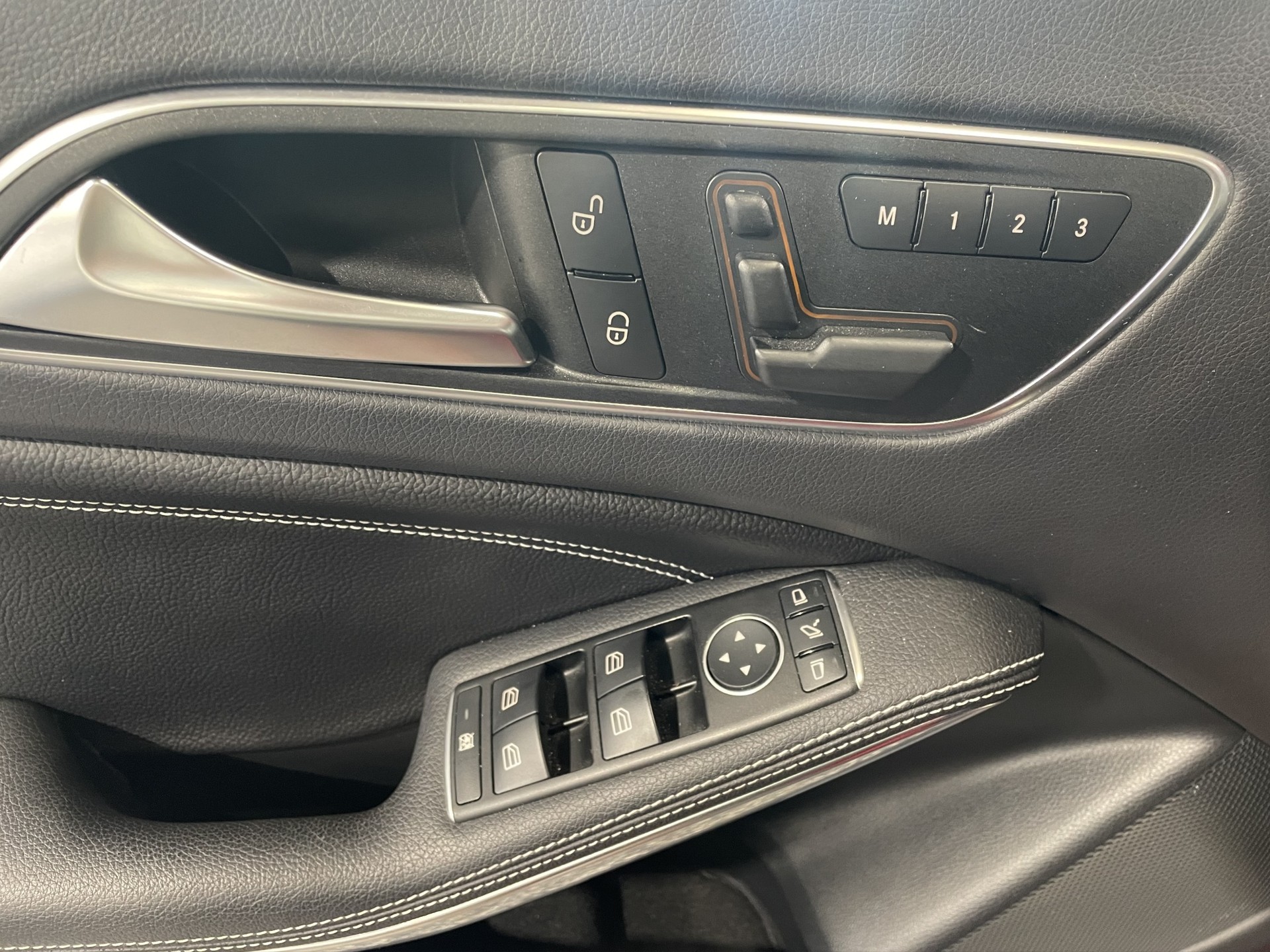 MERCEDES-BENZ GLA 250 Urban 4Matic 7G-DCT-image-7