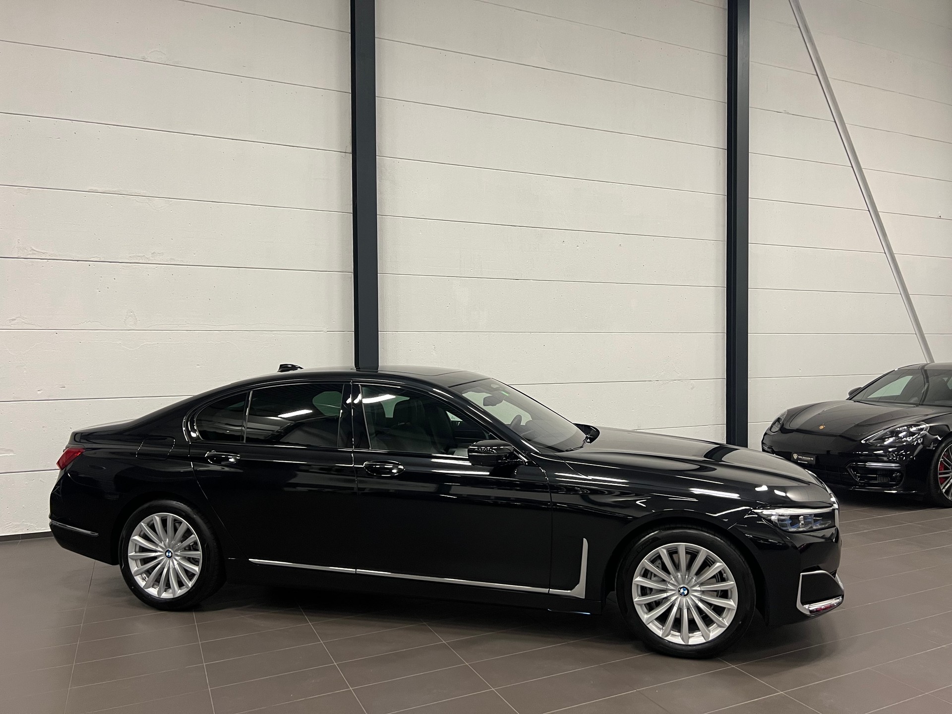 BMW 730d xDrive 48V Steptronic-image-5