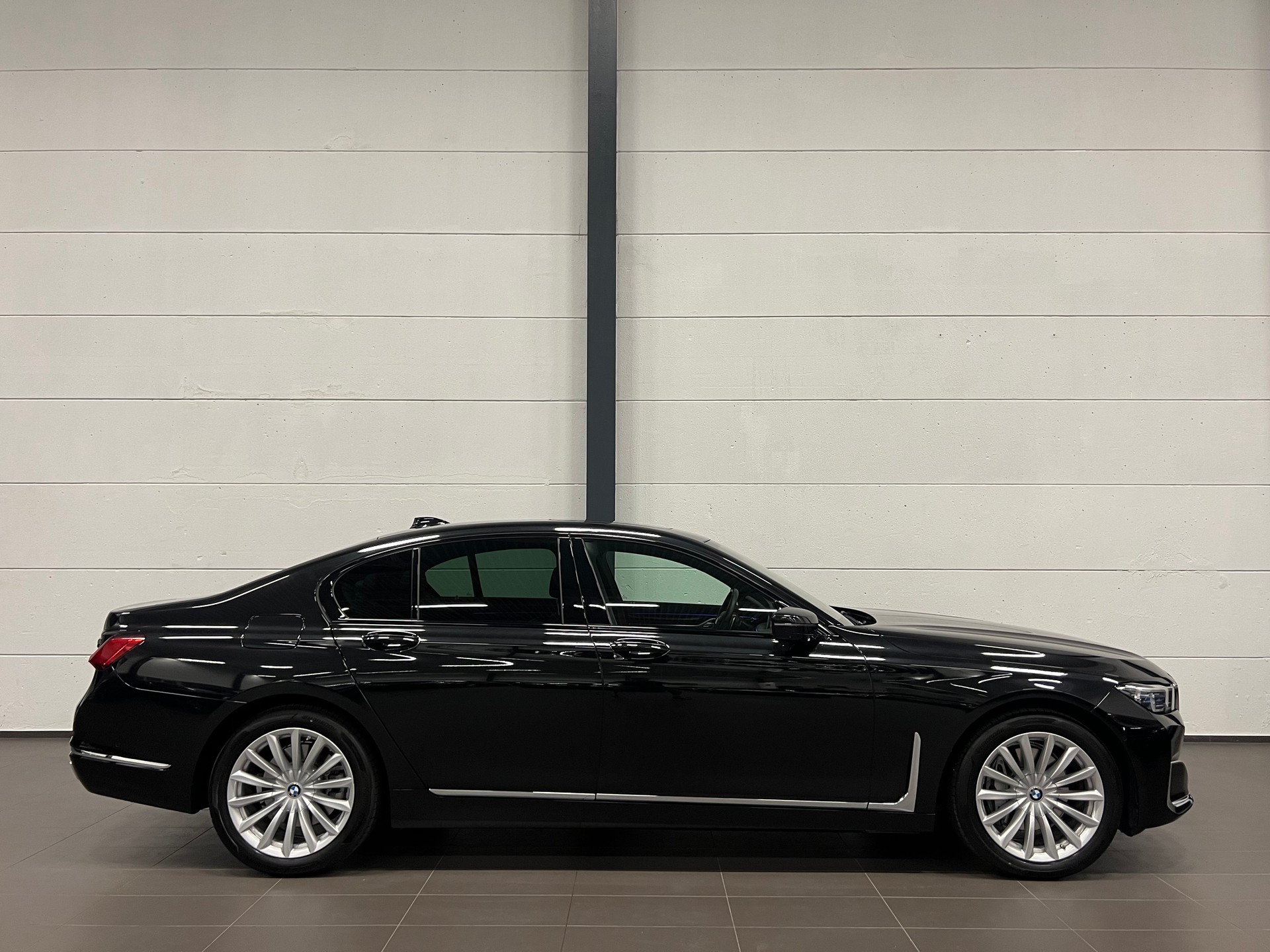 BMW 730d xDrive 48V Steptronic-image-8
