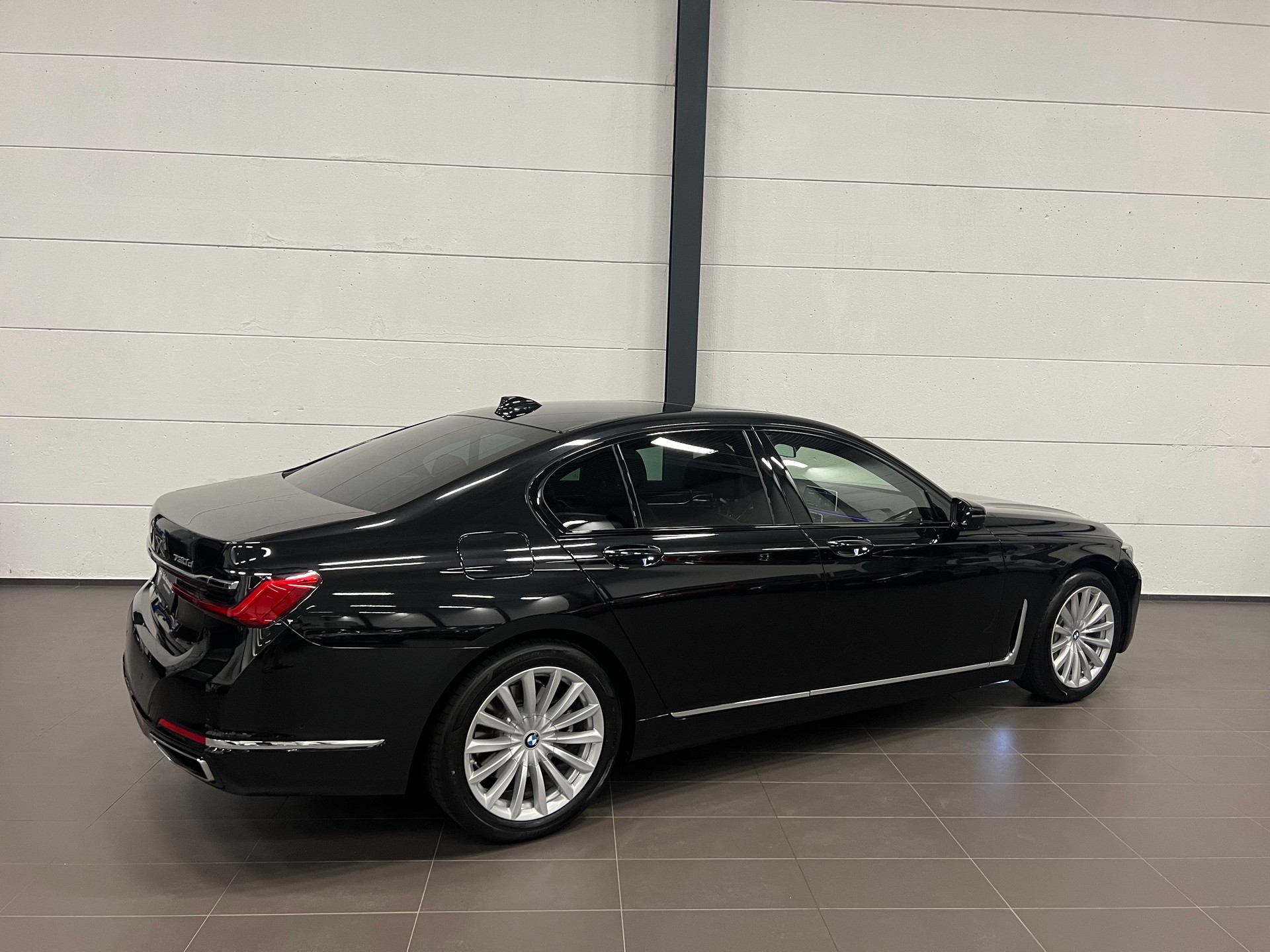 BMW 730d xDrive 48V Steptronic-image-10