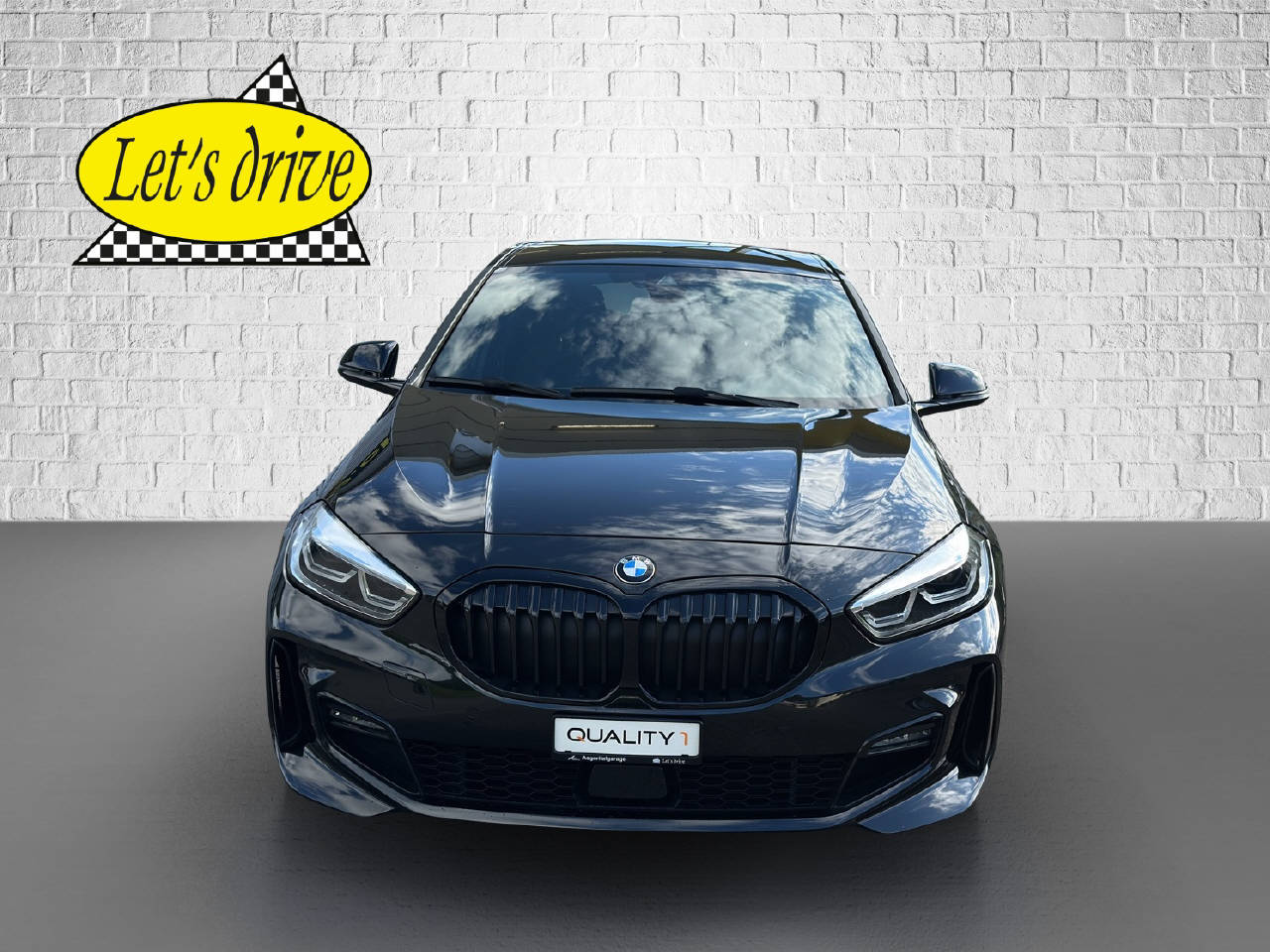 BMW 118i-showroom-element-1