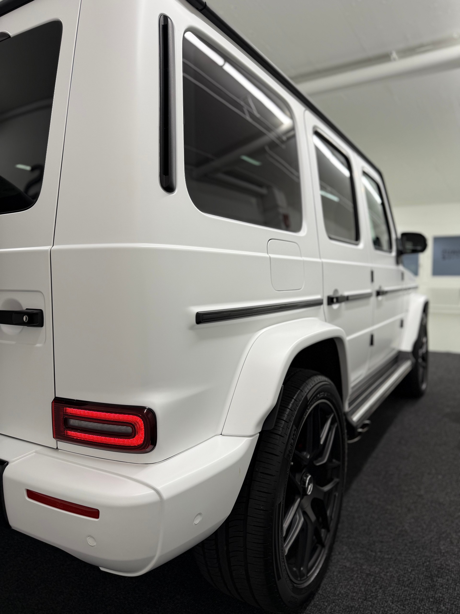 MERCEDES-BENZ G 63 AMG SATIN WHITE MATT-image-4