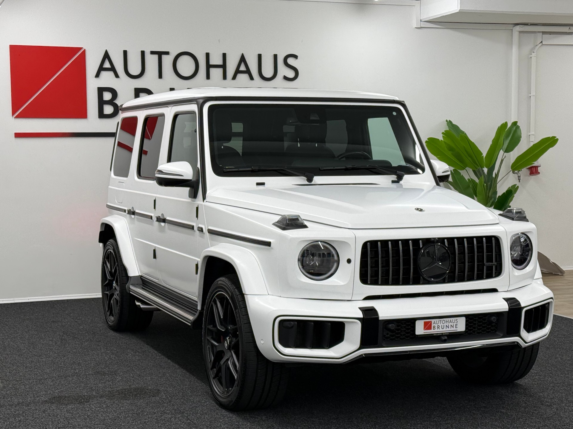 MERCEDES-BENZ G 63 AMG SATIN WHITE MATT-showroom-element-2