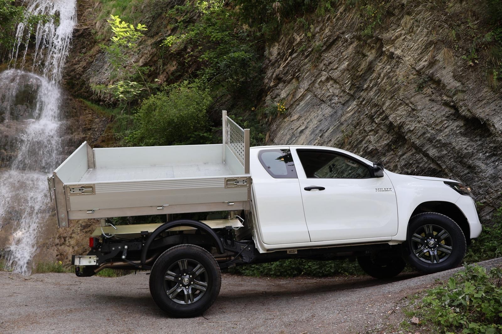 TOYOTA Hilux 2.4D-4D Comfort Extra Cab 4x4-image-5