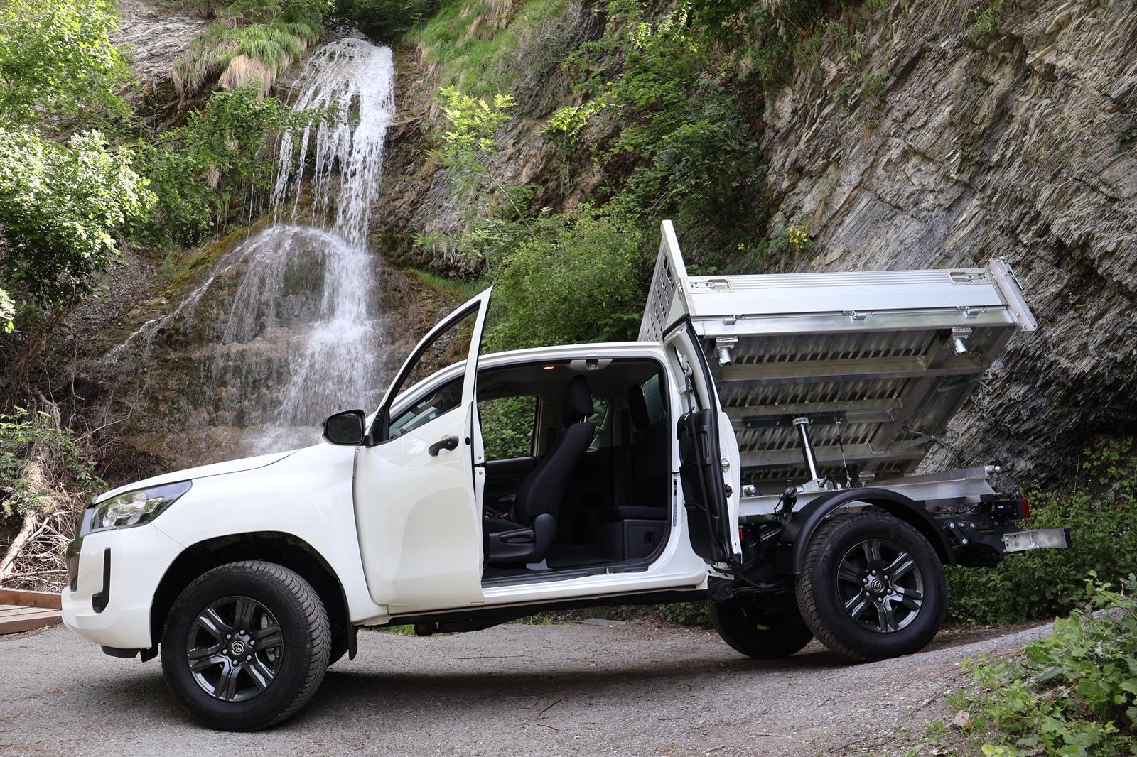 TOYOTA Hilux 2.4D-4D Comfort Extra Cab 4x4-showroom-element-2