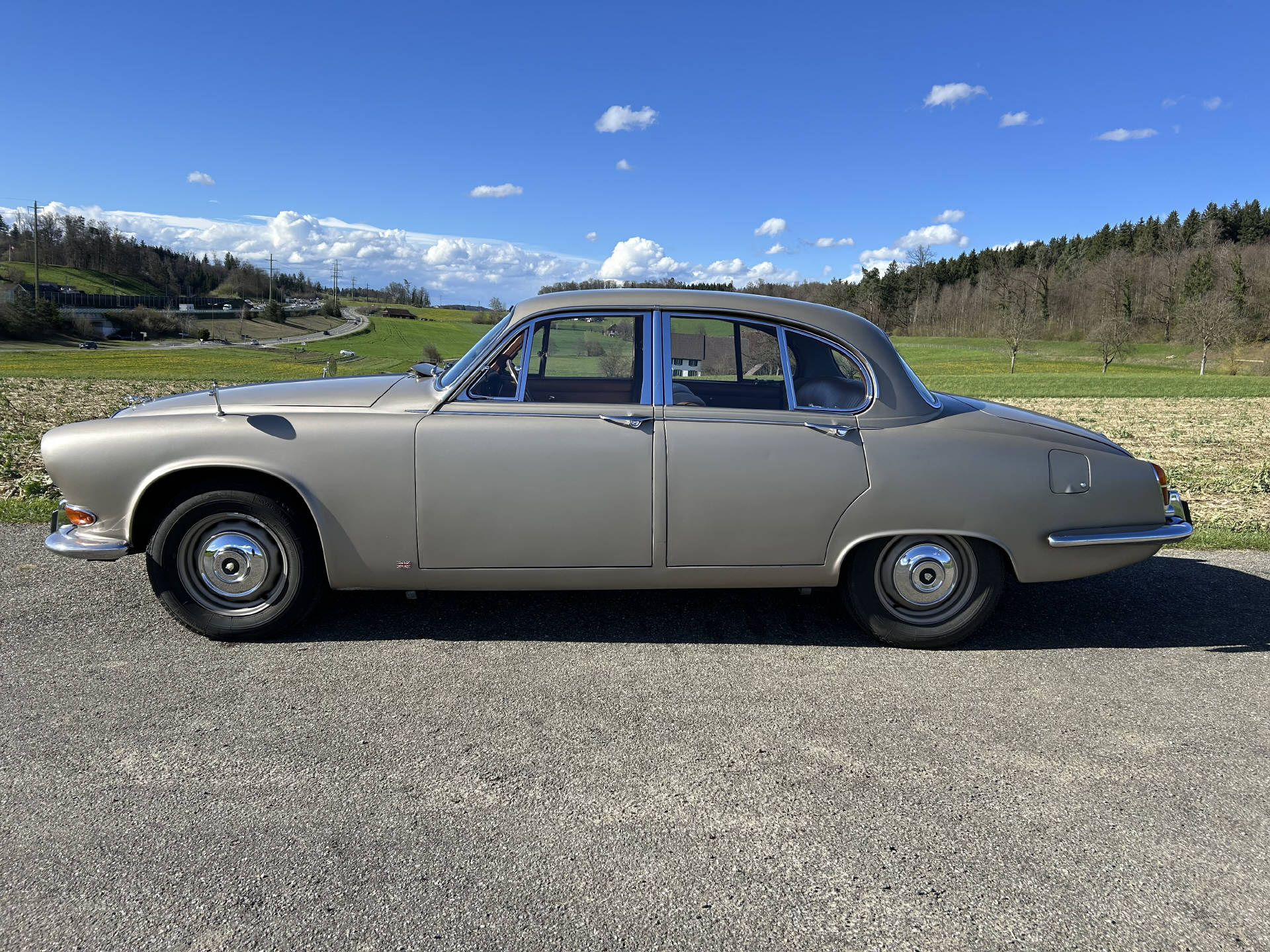 JAGUAR 420-showroom-element-1