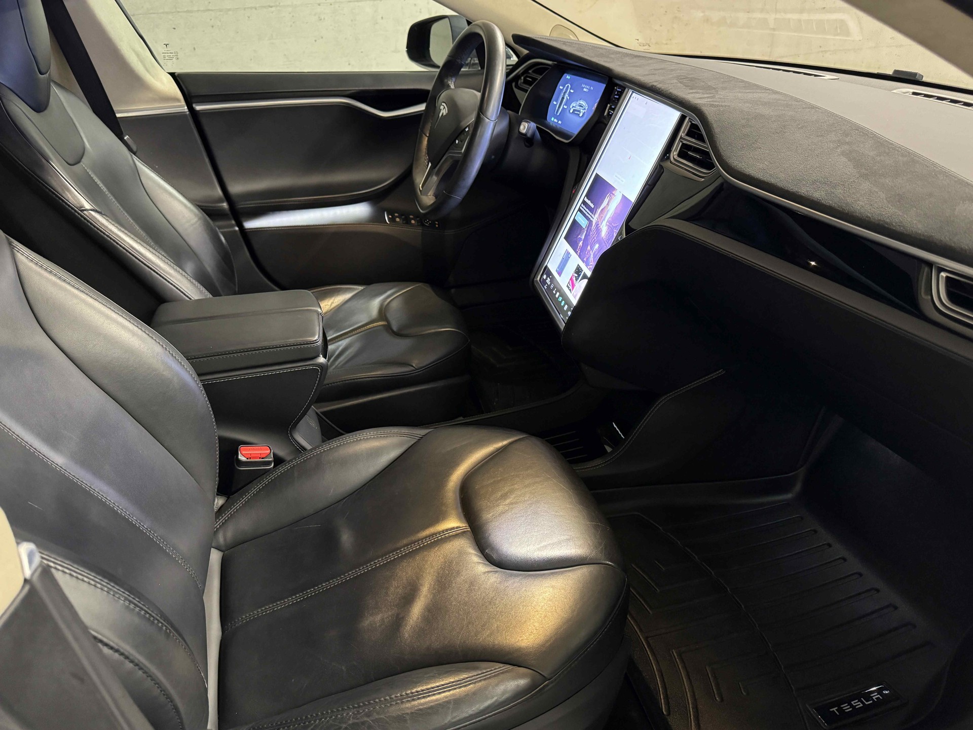 TESLA Model S 90 D-image-11