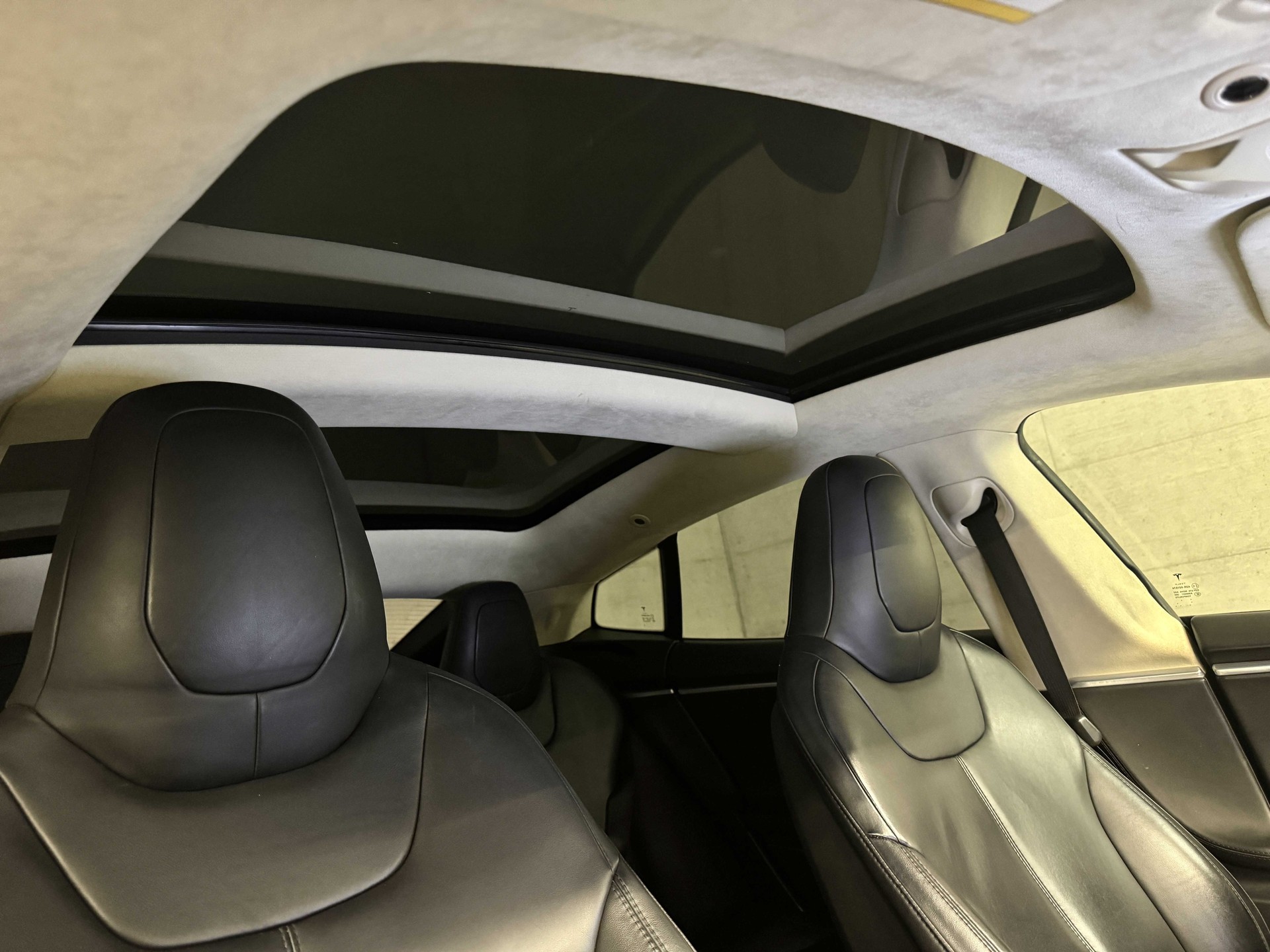TESLA Model S 90 D-image-14