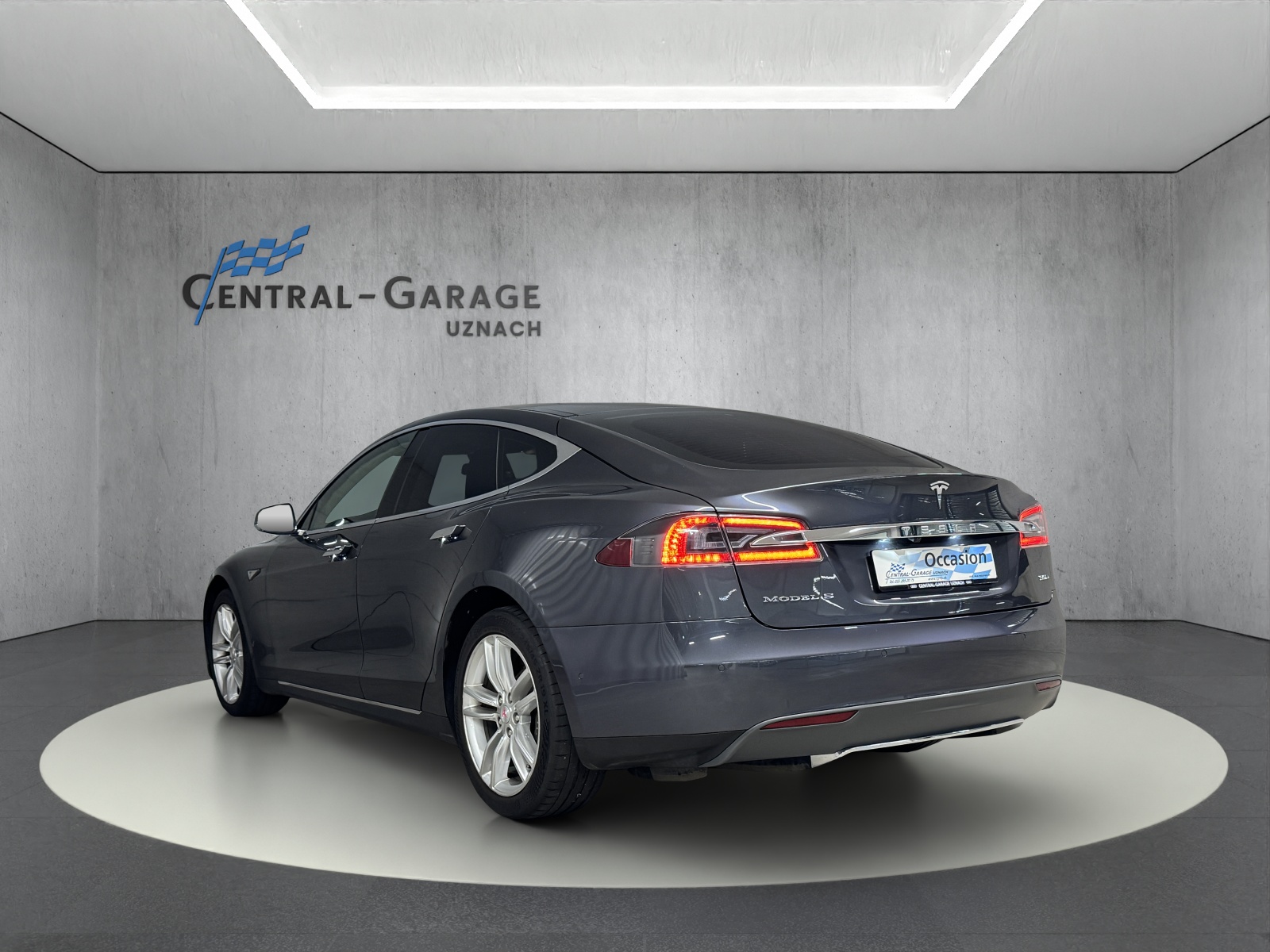 TESLA Model S 90 D-showroom-element-2