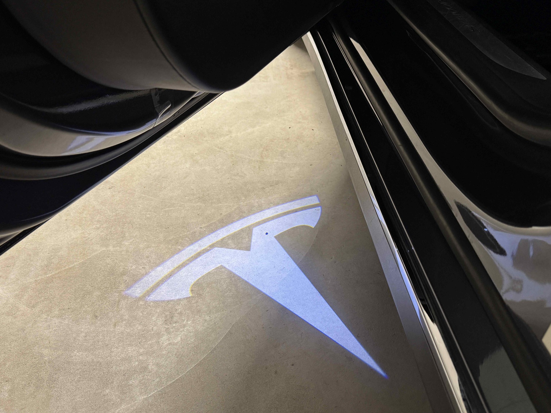 TESLA Model S 90 D-image-13