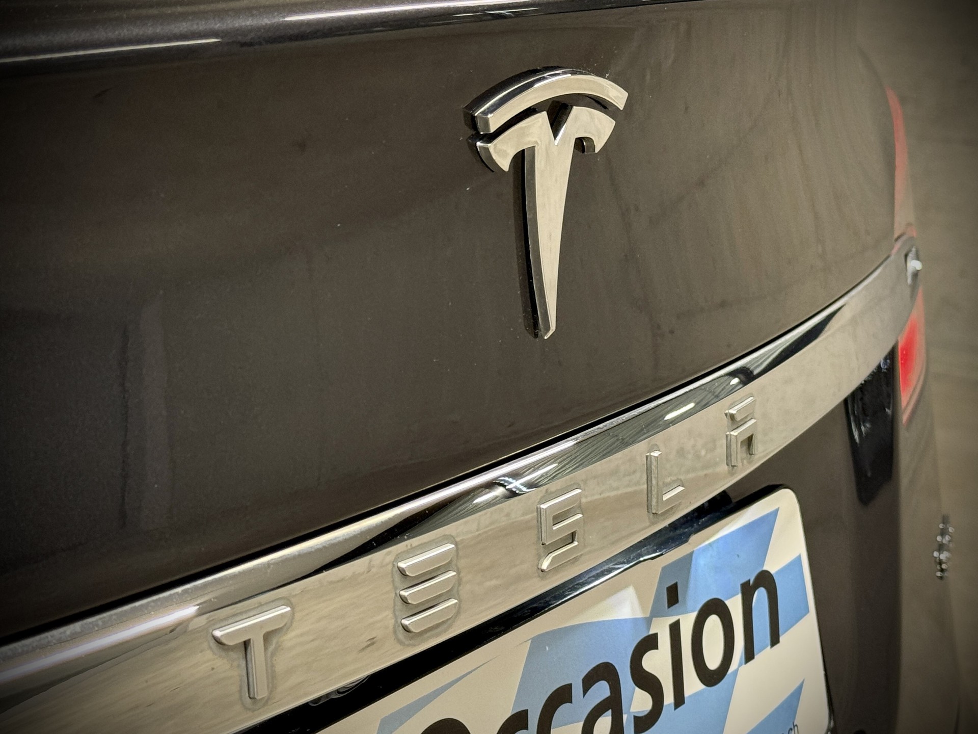 TESLA Model S 90 D-image-8