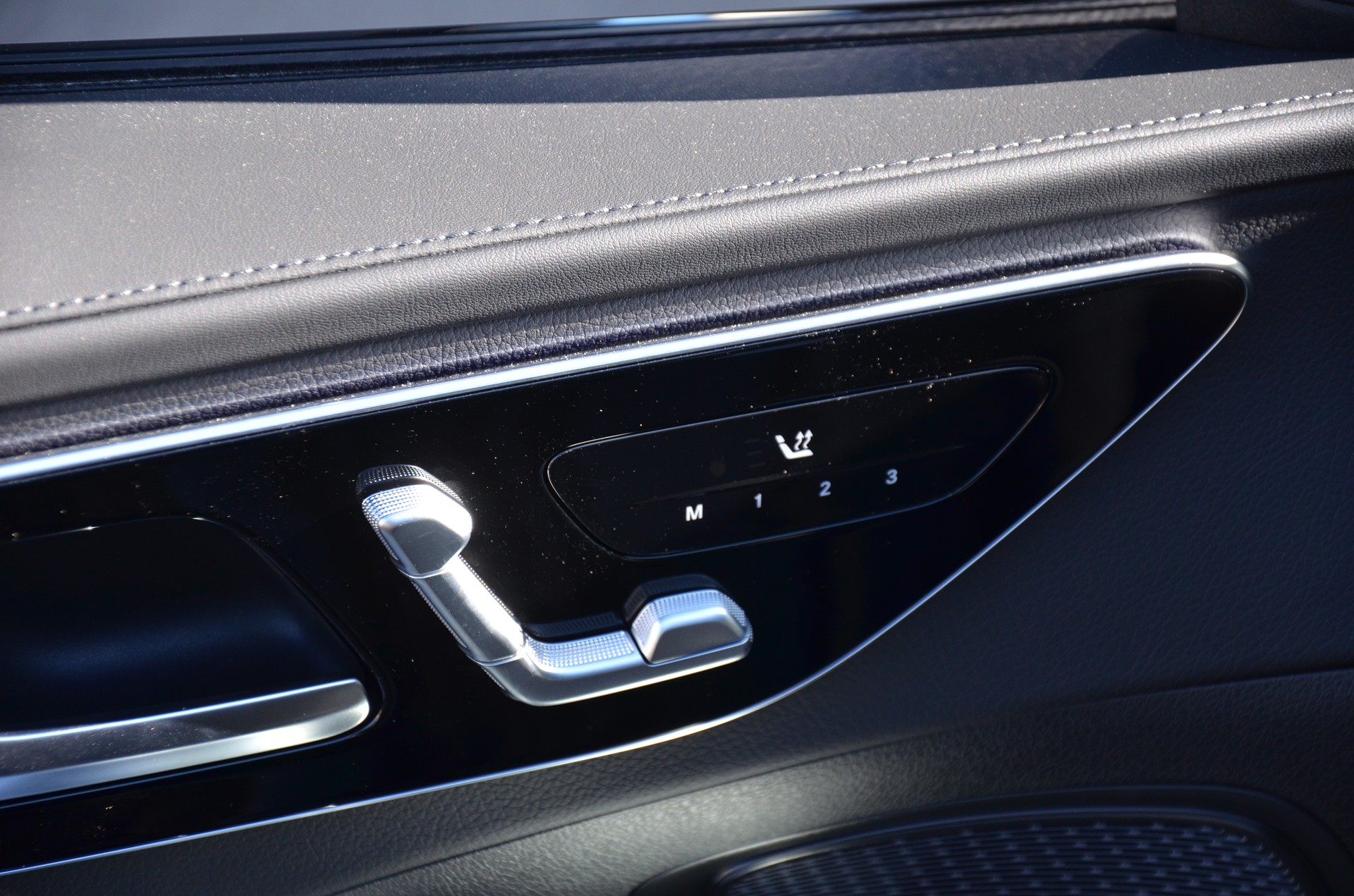 MERCEDES-BENZ C 220 d AMG Line 4Matic Swiss Star T-image-12