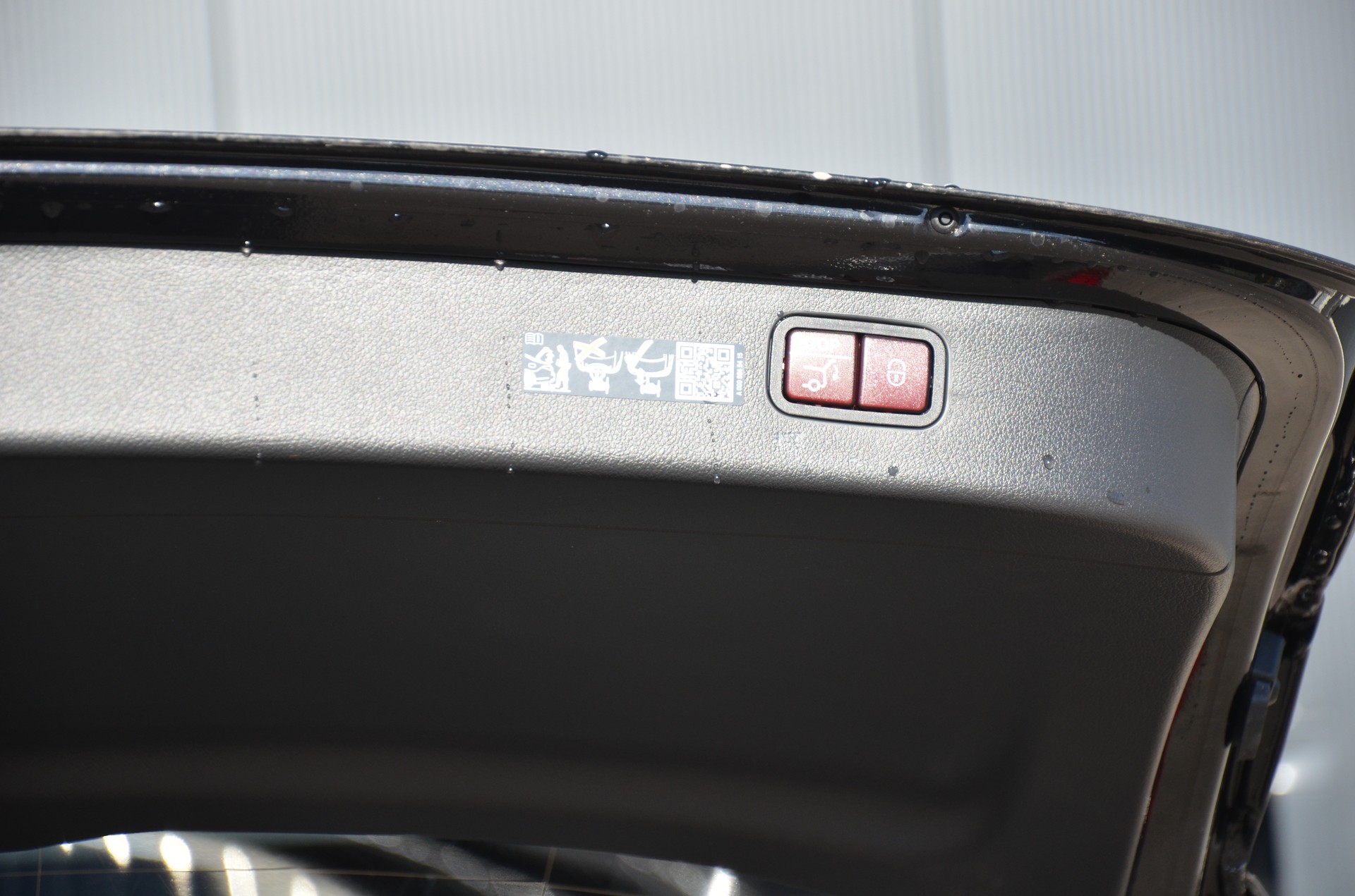 MERCEDES-BENZ C 220 d AMG Line 4Matic Swiss Star T-image-15