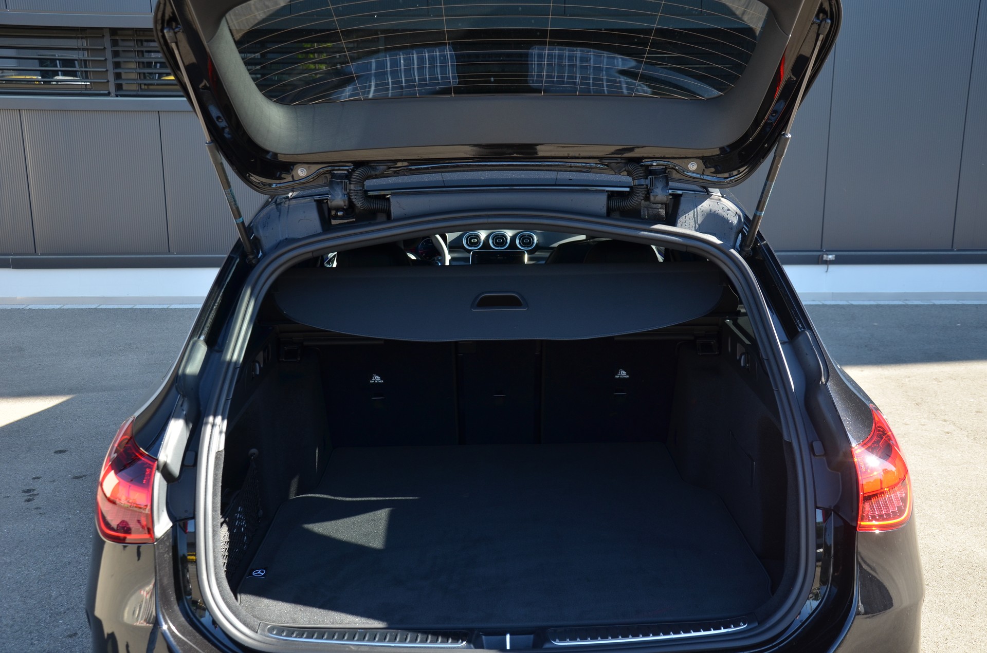 MERCEDES-BENZ C 220 d AMG Line 4Matic Swiss Star T-image-8