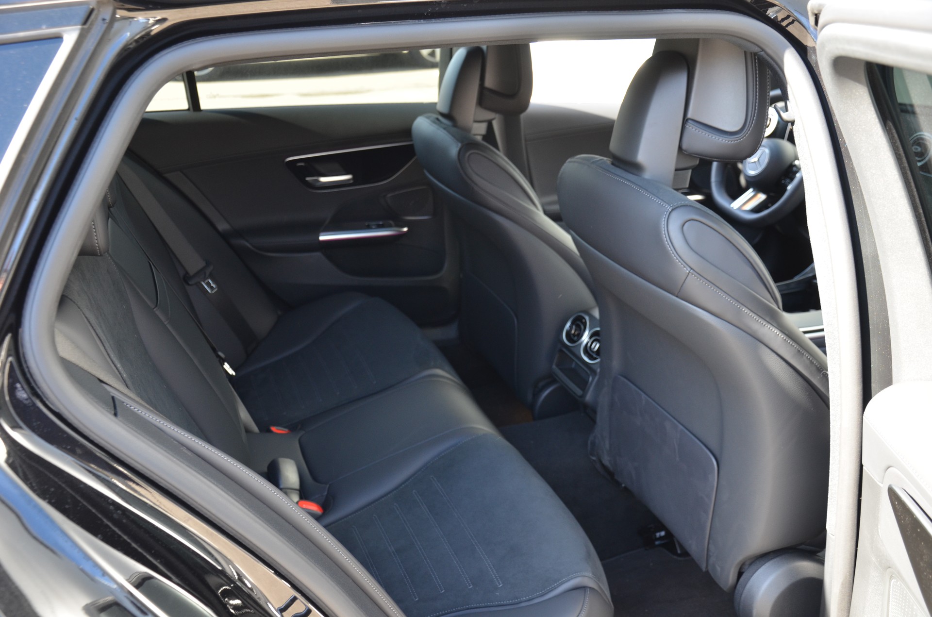 MERCEDES-BENZ C 220 d AMG Line 4Matic Swiss Star T-image-18