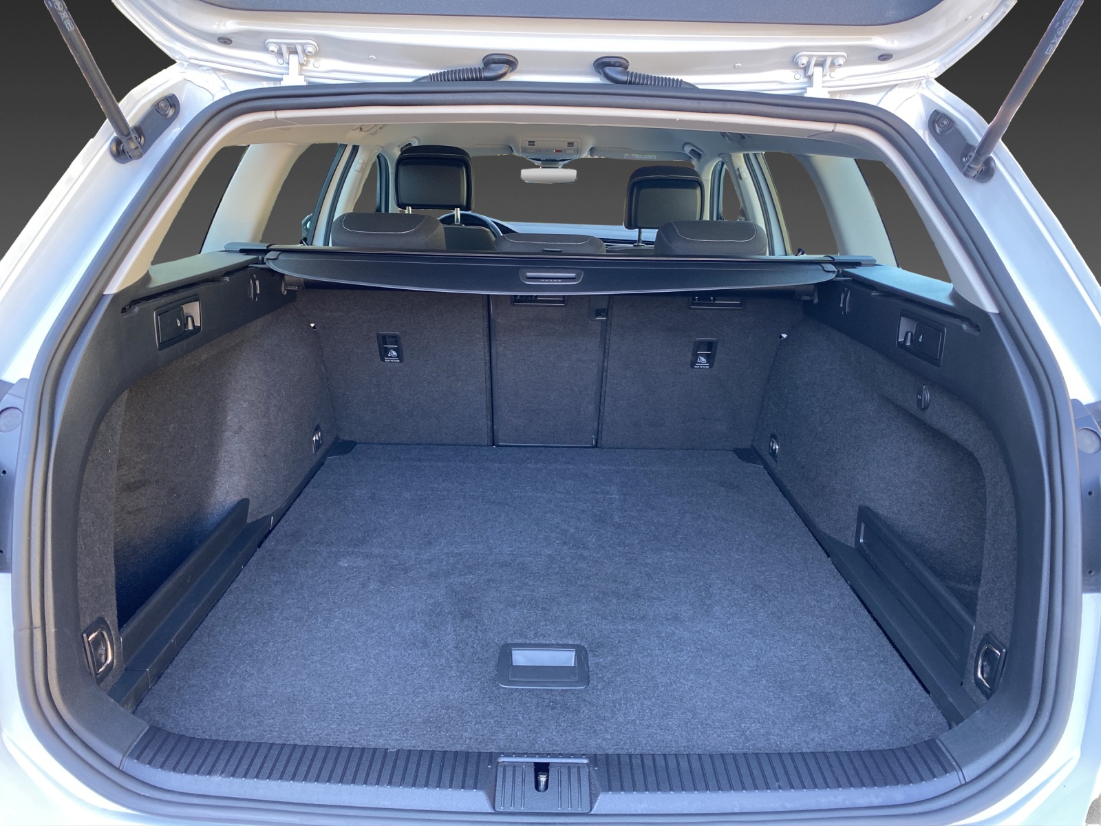 VW Passat Variant 2.0 TDI Business DSG-image-18