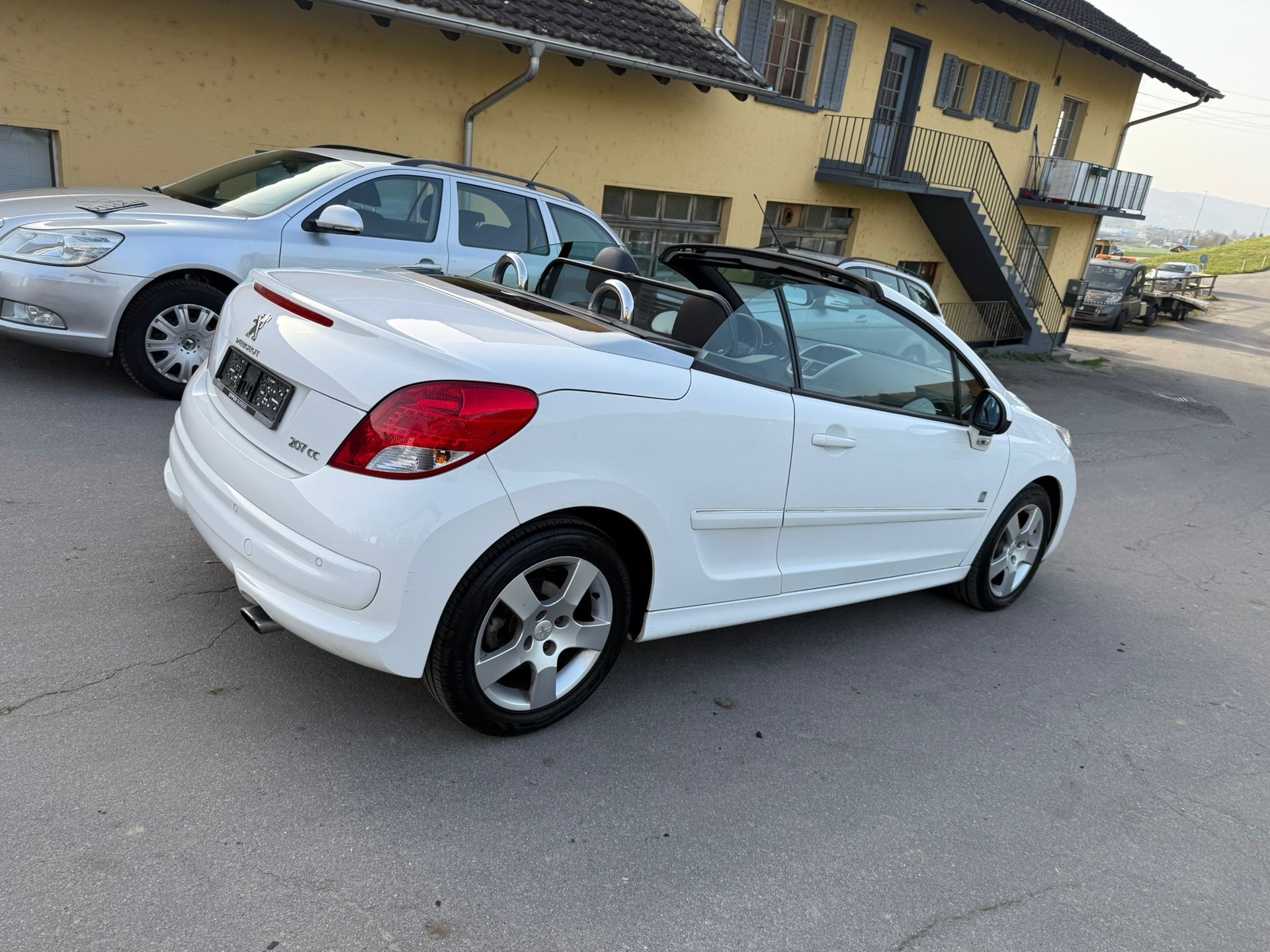 PEUGEOT 207 CC 1.6 16V Turbo Swiss Edition-image-2