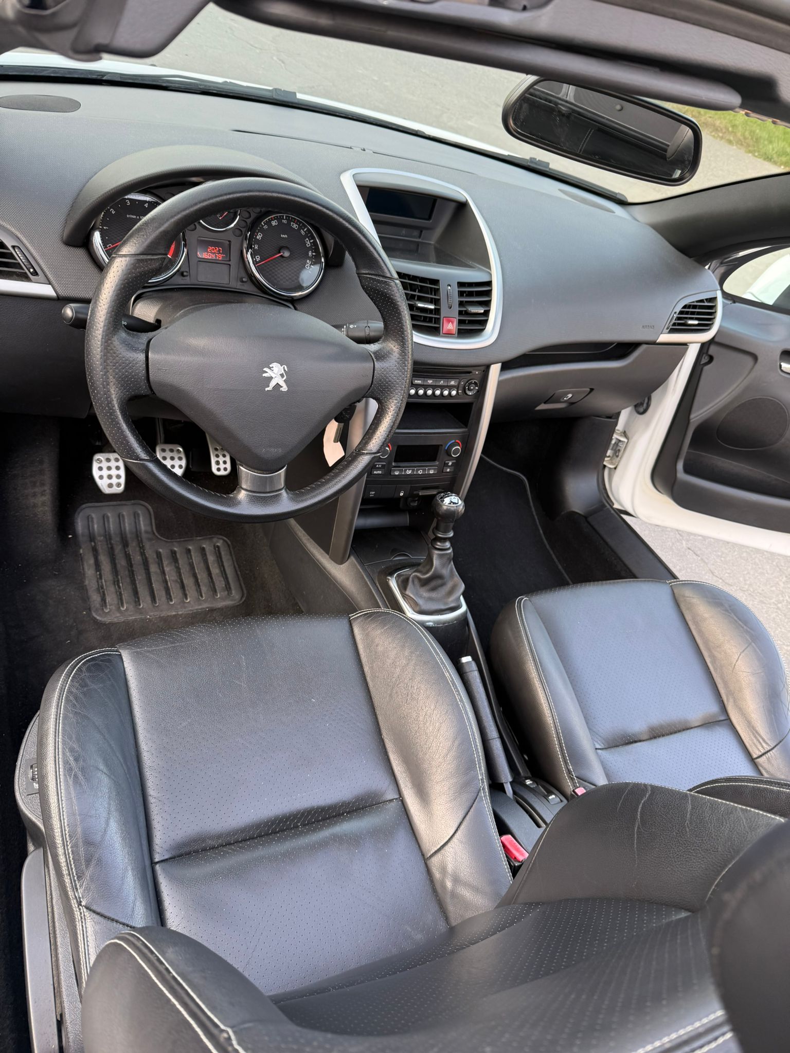 PEUGEOT 207 CC 1.6 16V Turbo Swiss Edition-image-4
