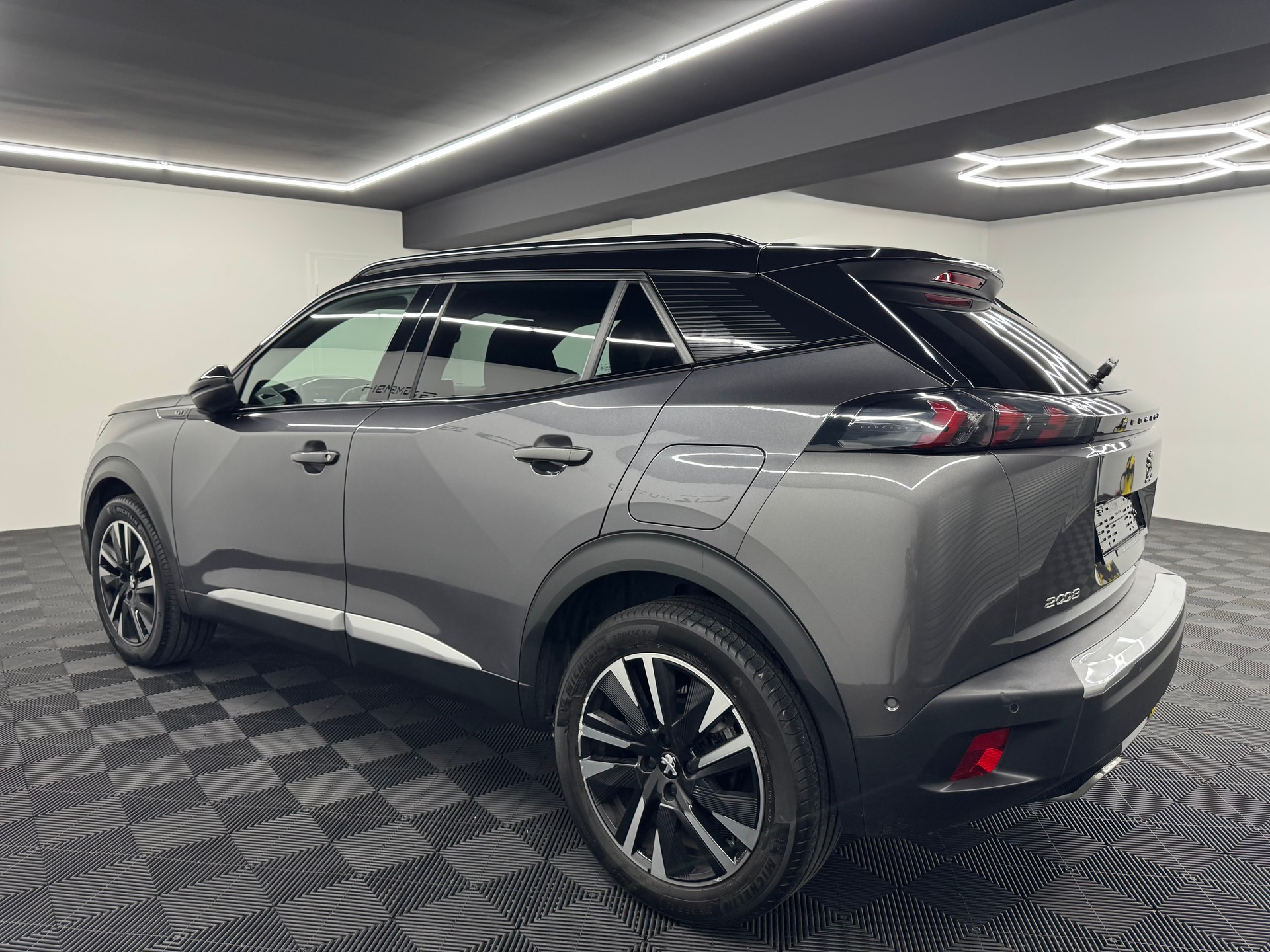 PEUGEOT 2008 1.2 PureTech GT EAT8-image-4