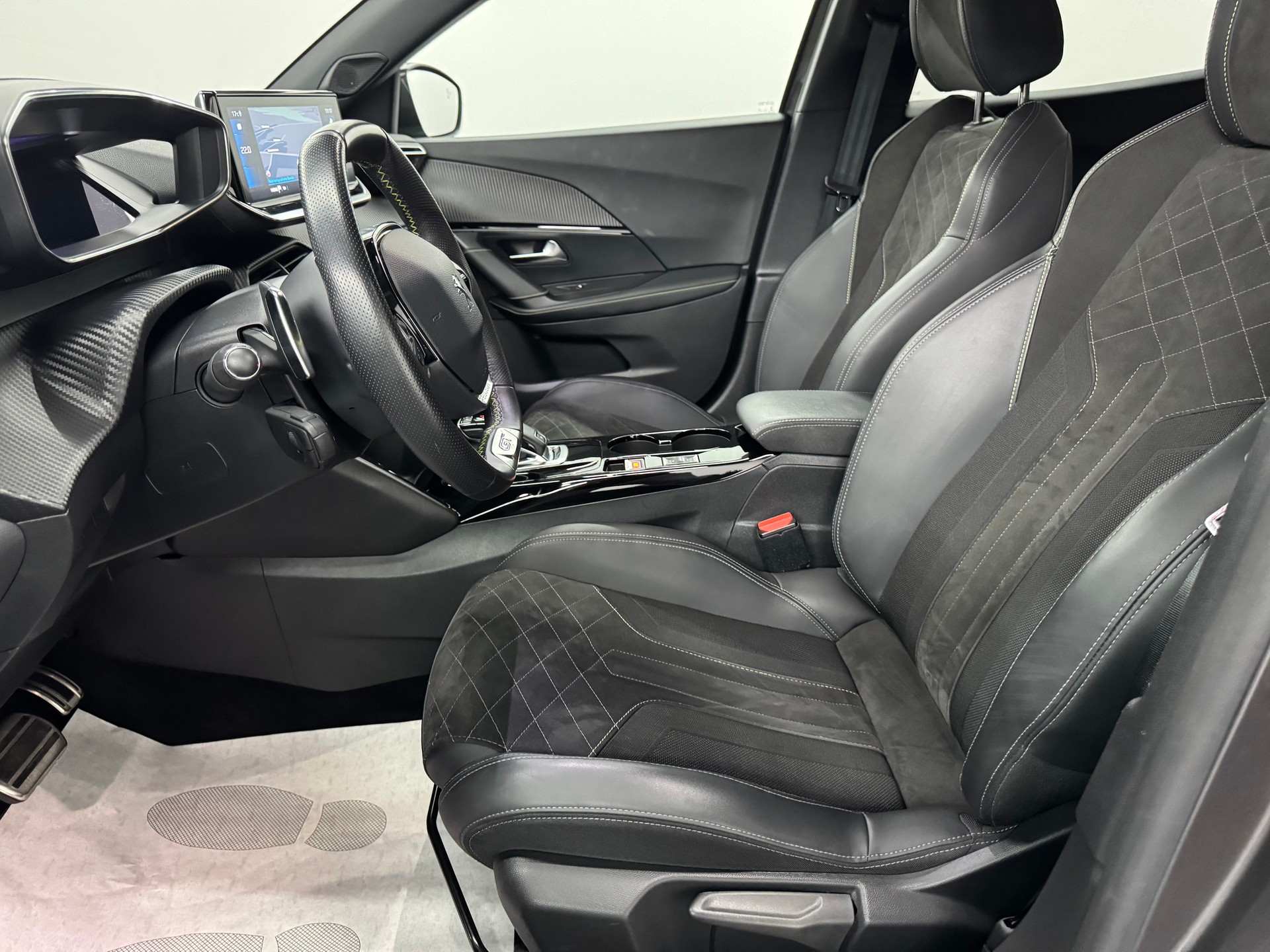 PEUGEOT 2008 1.2 PureTech GT EAT8-image-14