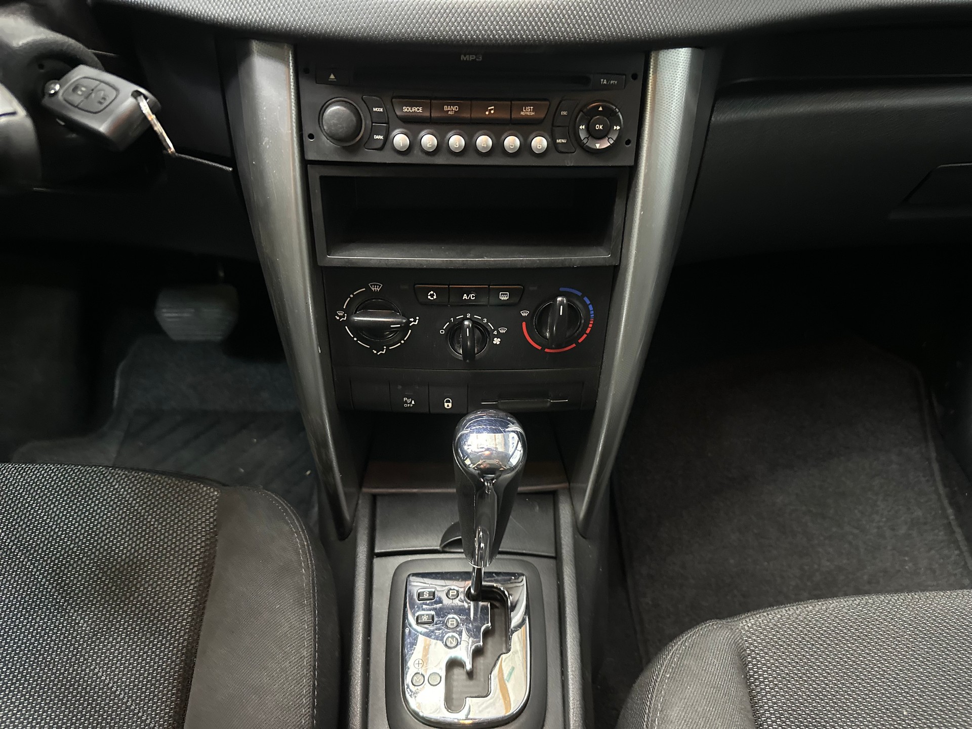PEUGEOT 207 1.6 16V XS Automatic-image-15