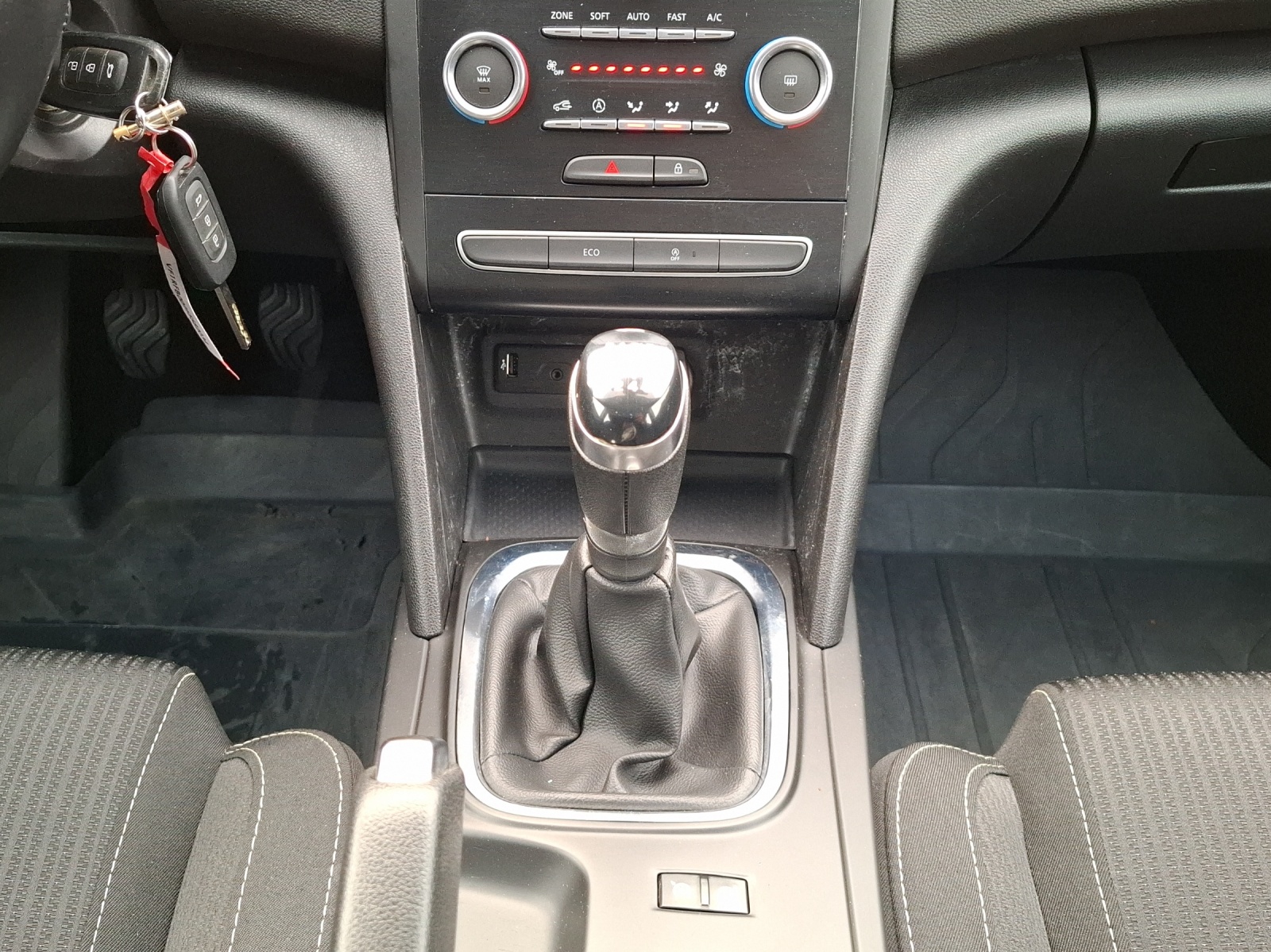 RENAULT Mégane Grandtour 1.5 dCi Business// 1.Hand // 8-fach bereift-image-12