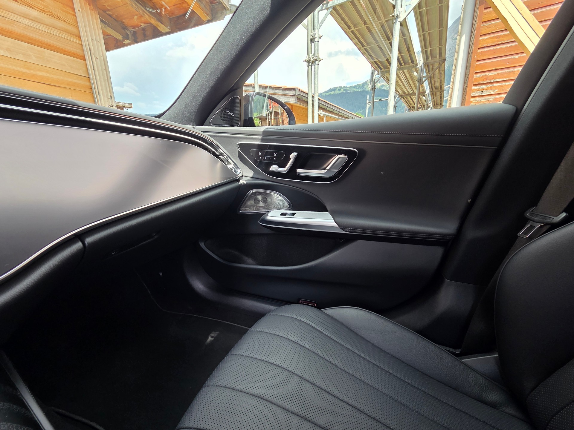MERCEDES-BENZ E 220 d AMG Line 4matic-image-13