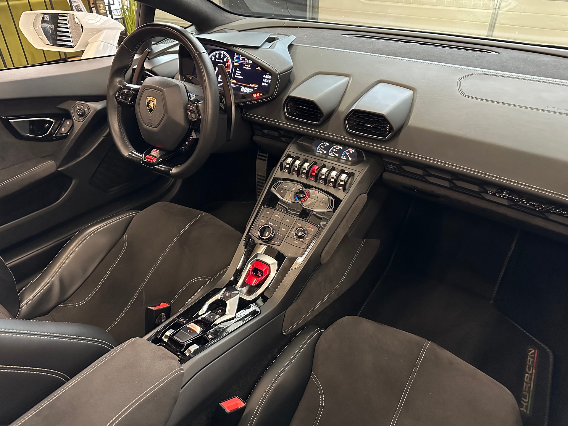 LAMBORGHINI HURACAN-image-14