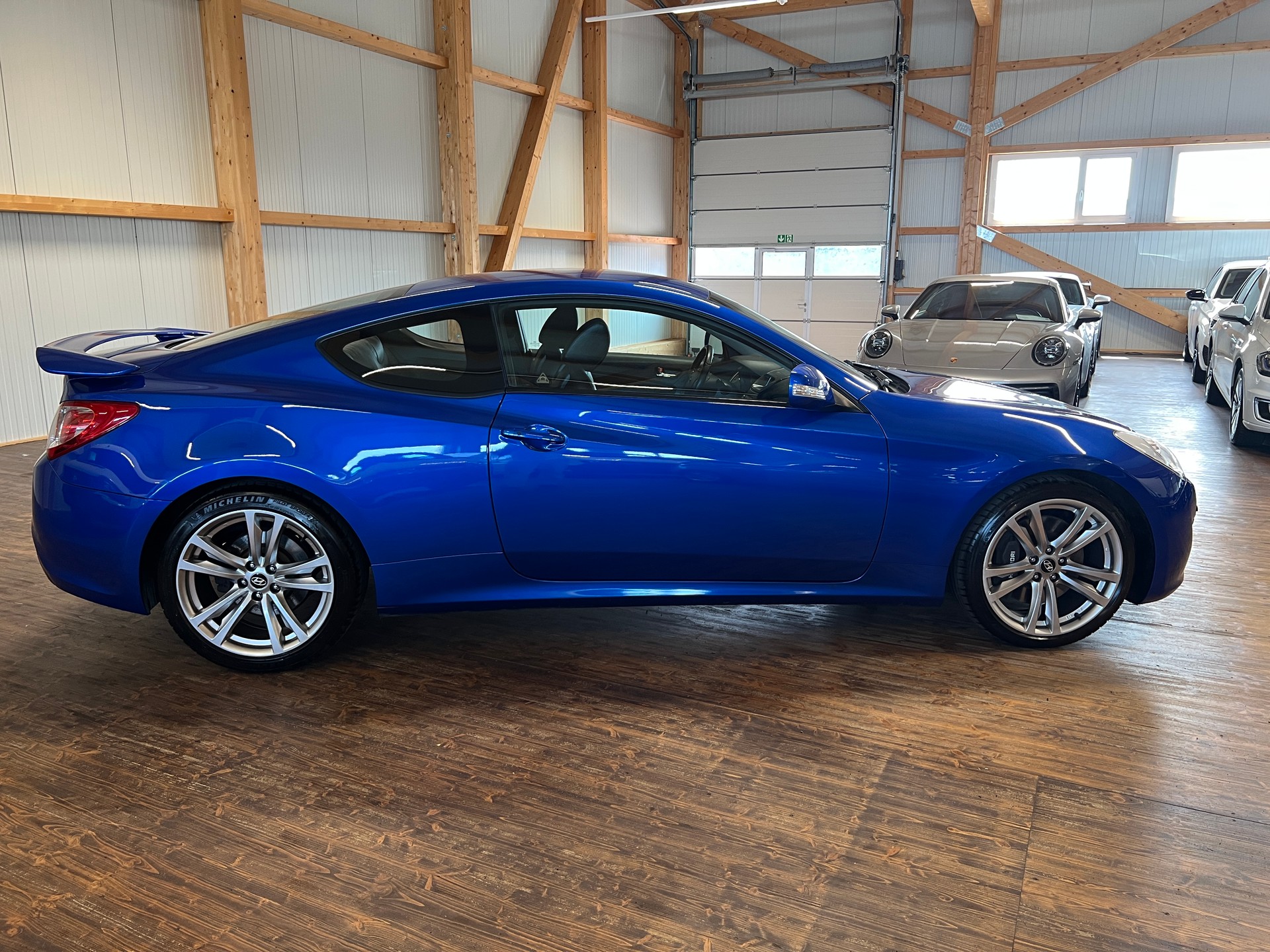 HYUNDAI Genesis 2.0 Turbo-showroom-element-3