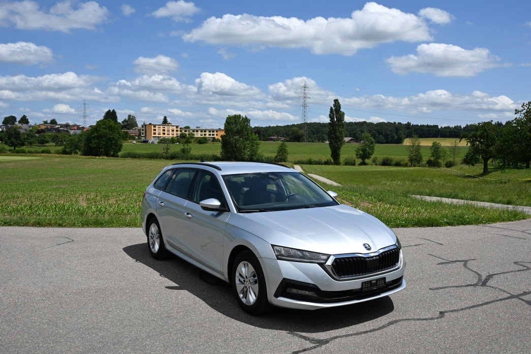 SKODA Octavia Combi 2.0 TDI DSG Ambition-image-1