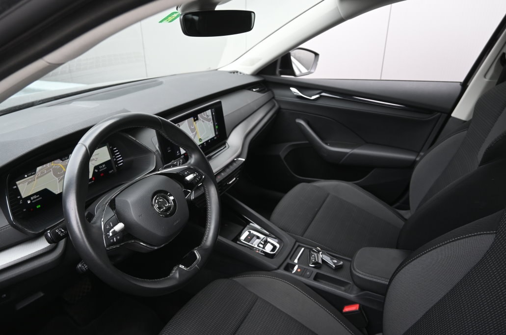 SKODA Octavia Combi 2.0 TDI DSG Ambition-image-8