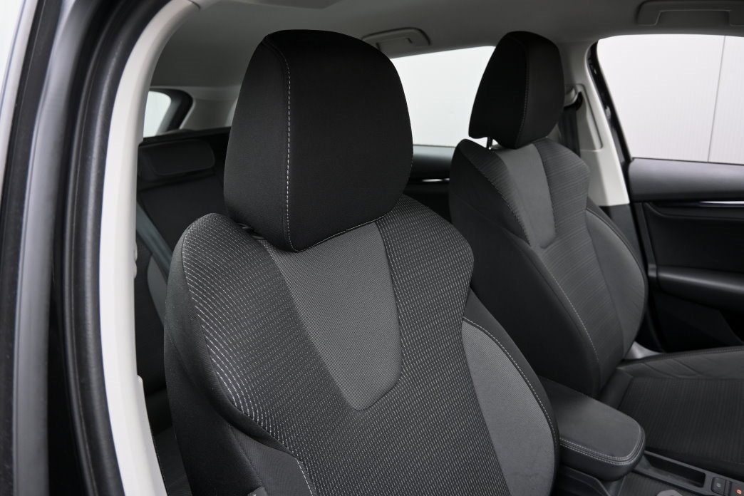 SKODA Octavia Combi 2.0 TDI DSG Ambition-image-5