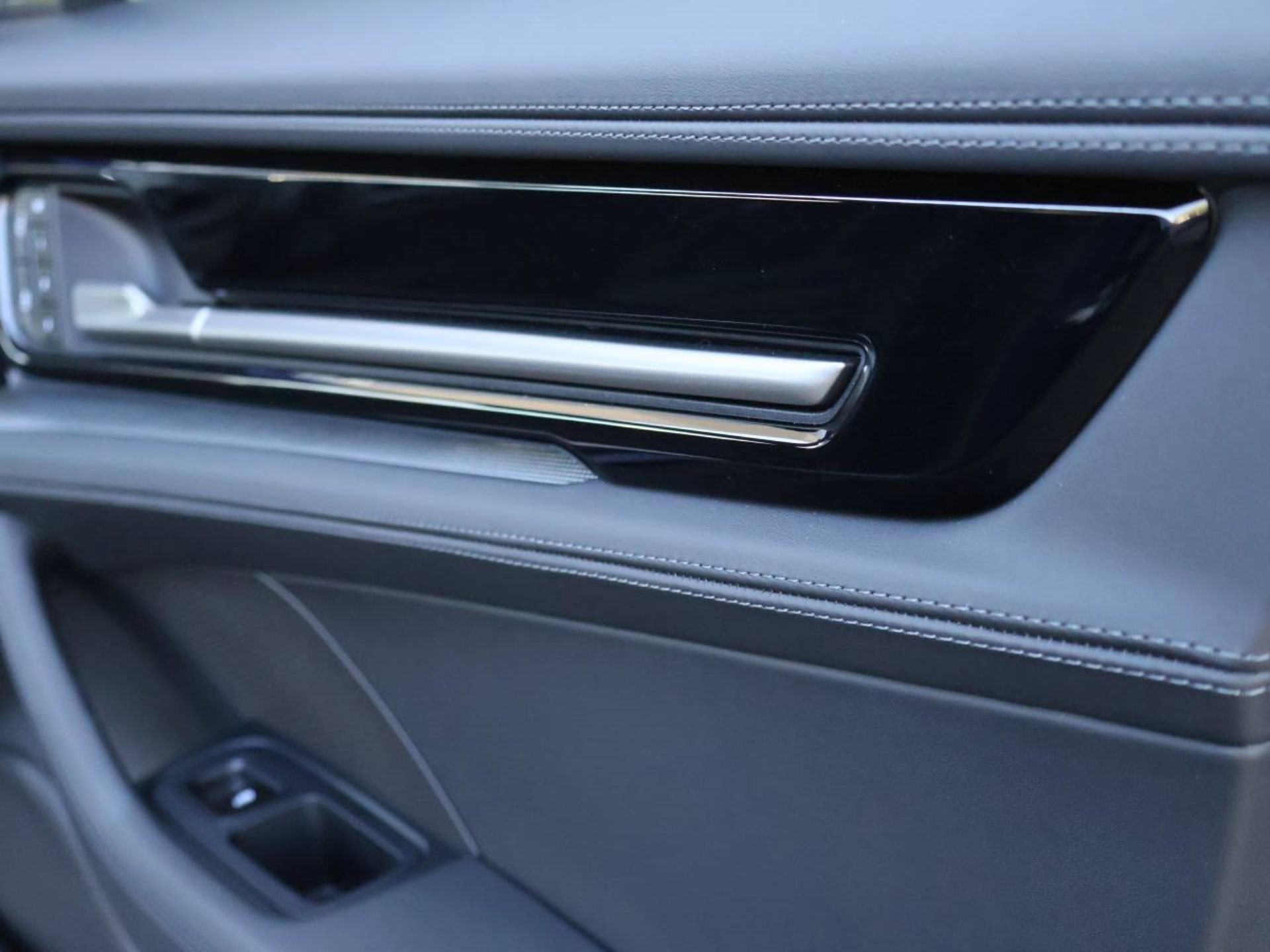 PORSCHE Panamera 4-image-29