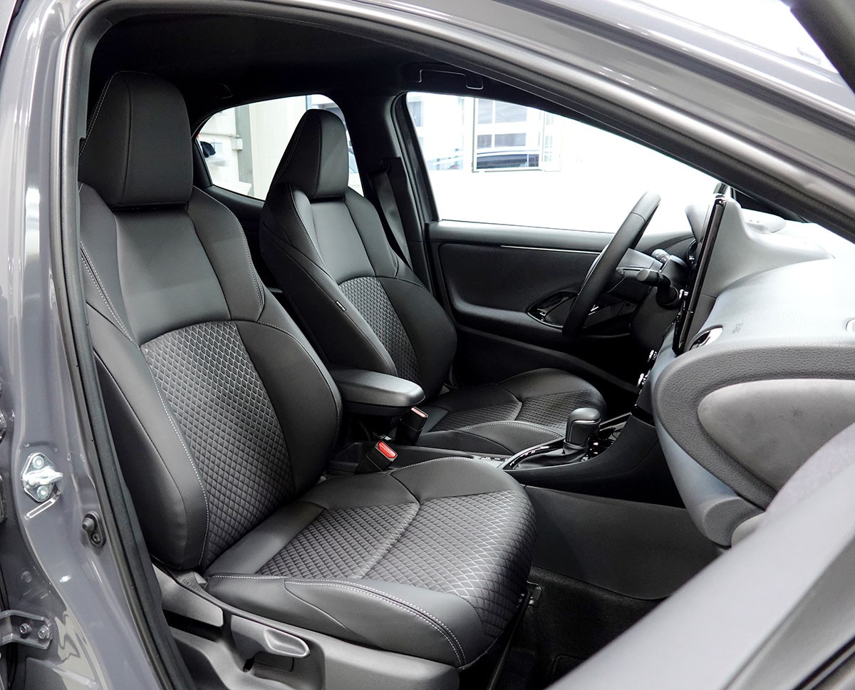 TOYOTA Yaris 1.5 Premium e-CVT-showroom-element-3