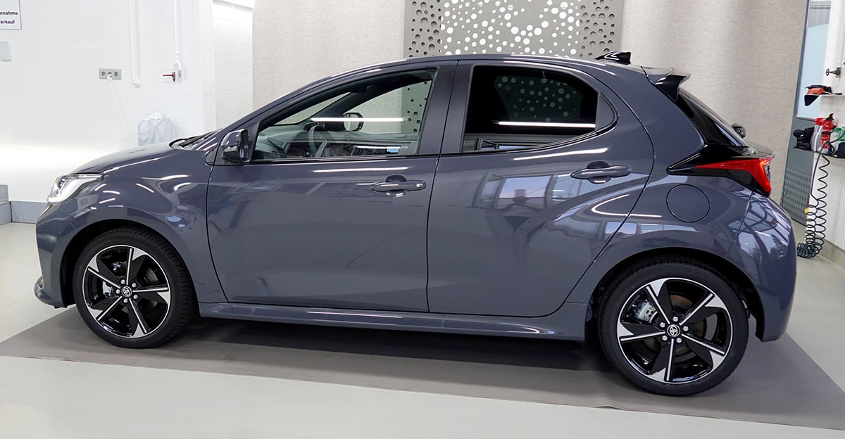TOYOTA Yaris 1.5 Premium e-CVT-showroom-element-1